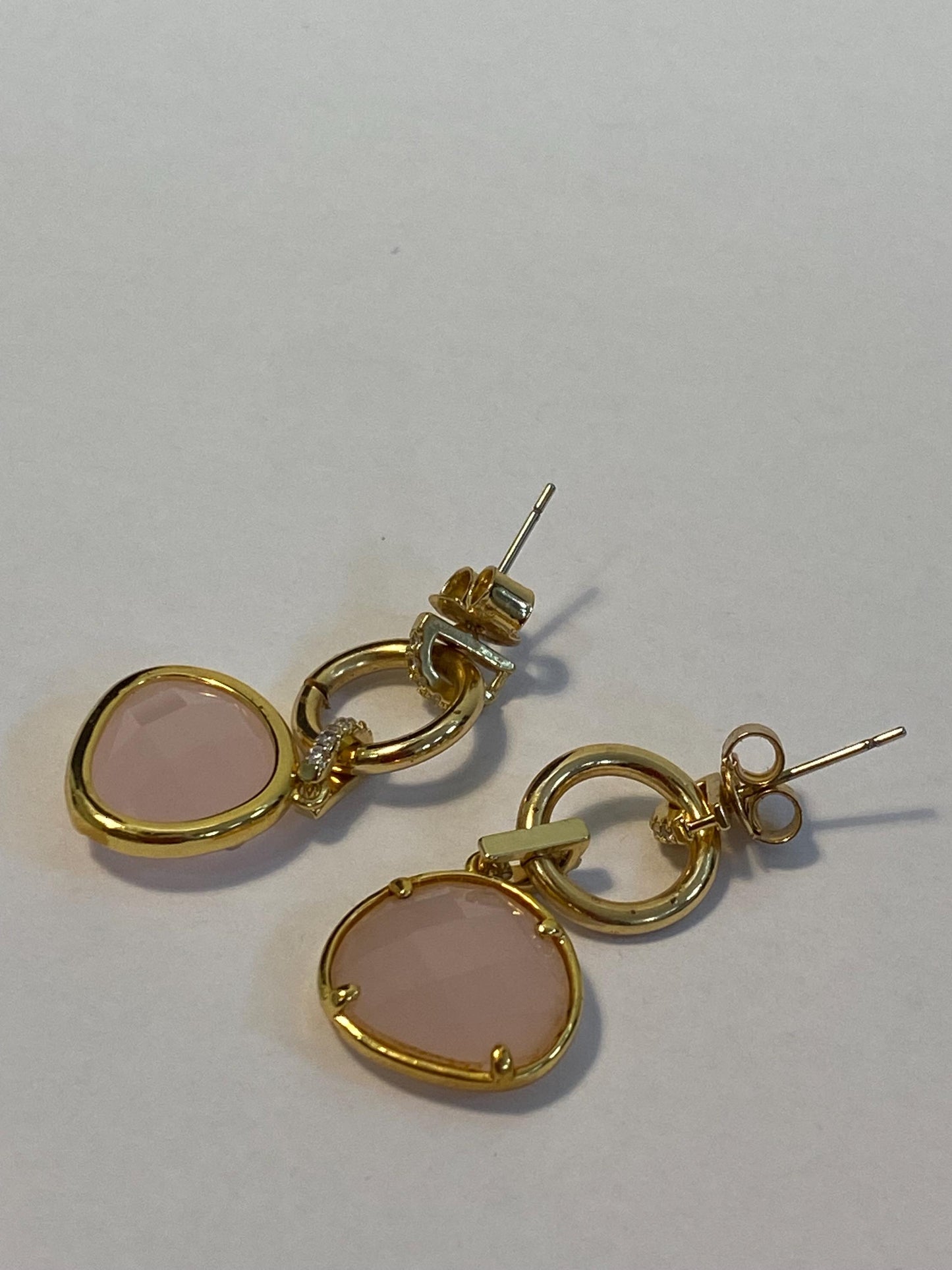 Orecchini pendenti oro con pietra rosa sintetica e zirconi | Gioielli eleganti da cerimonia o regalo romantico | 3x1,5 cm