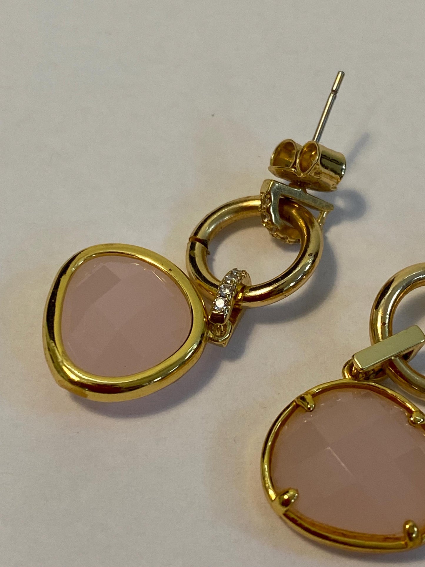 Orecchini pendenti oro con pietra rosa sintetica e zirconi | Gioielli eleganti da cerimonia o regalo romantico | 3x1,5 cm