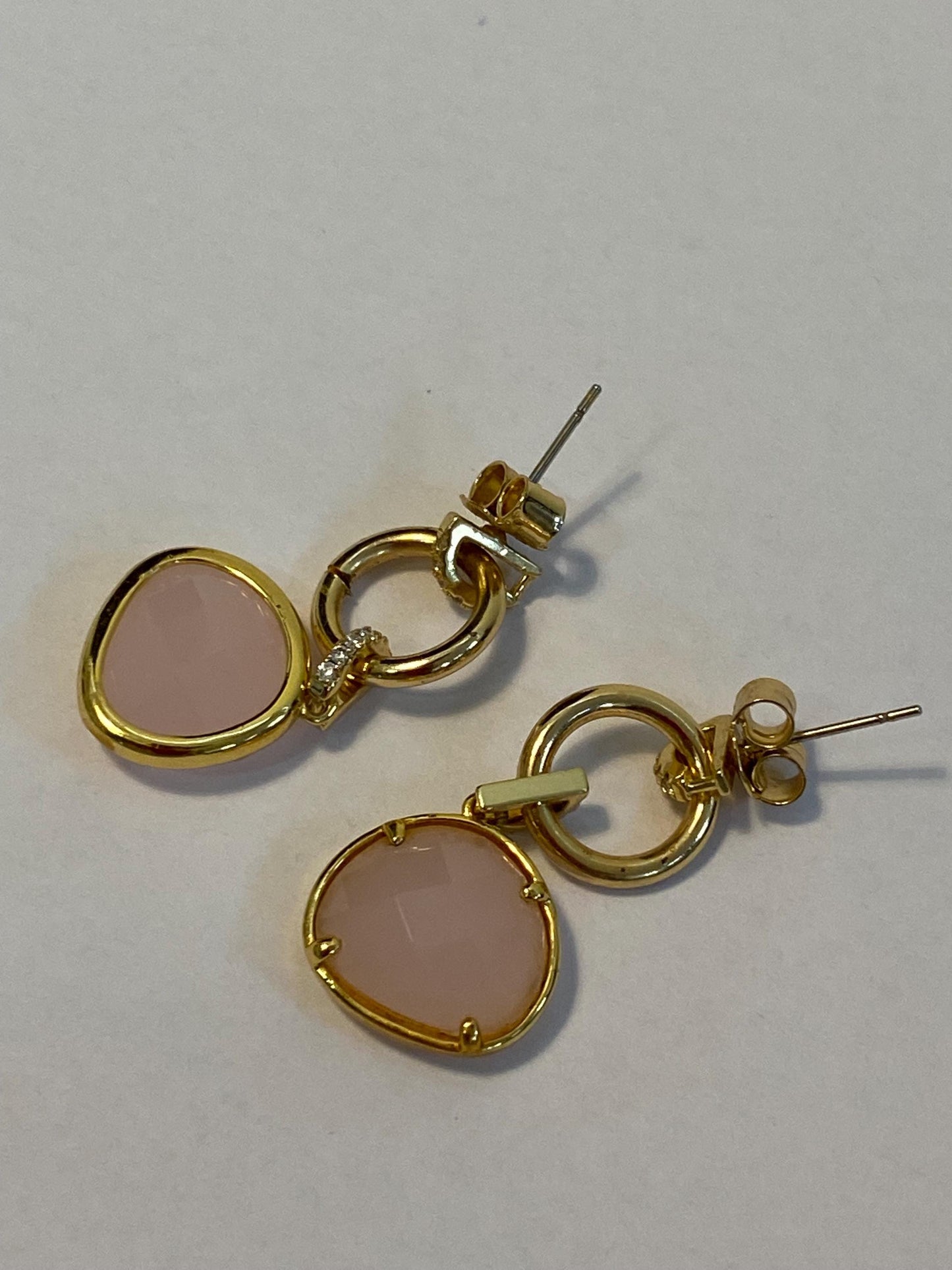 Orecchini pendenti oro con pietra rosa sintetica e zirconi | Gioielli eleganti da cerimonia o regalo romantico | 3x1,5 cm
