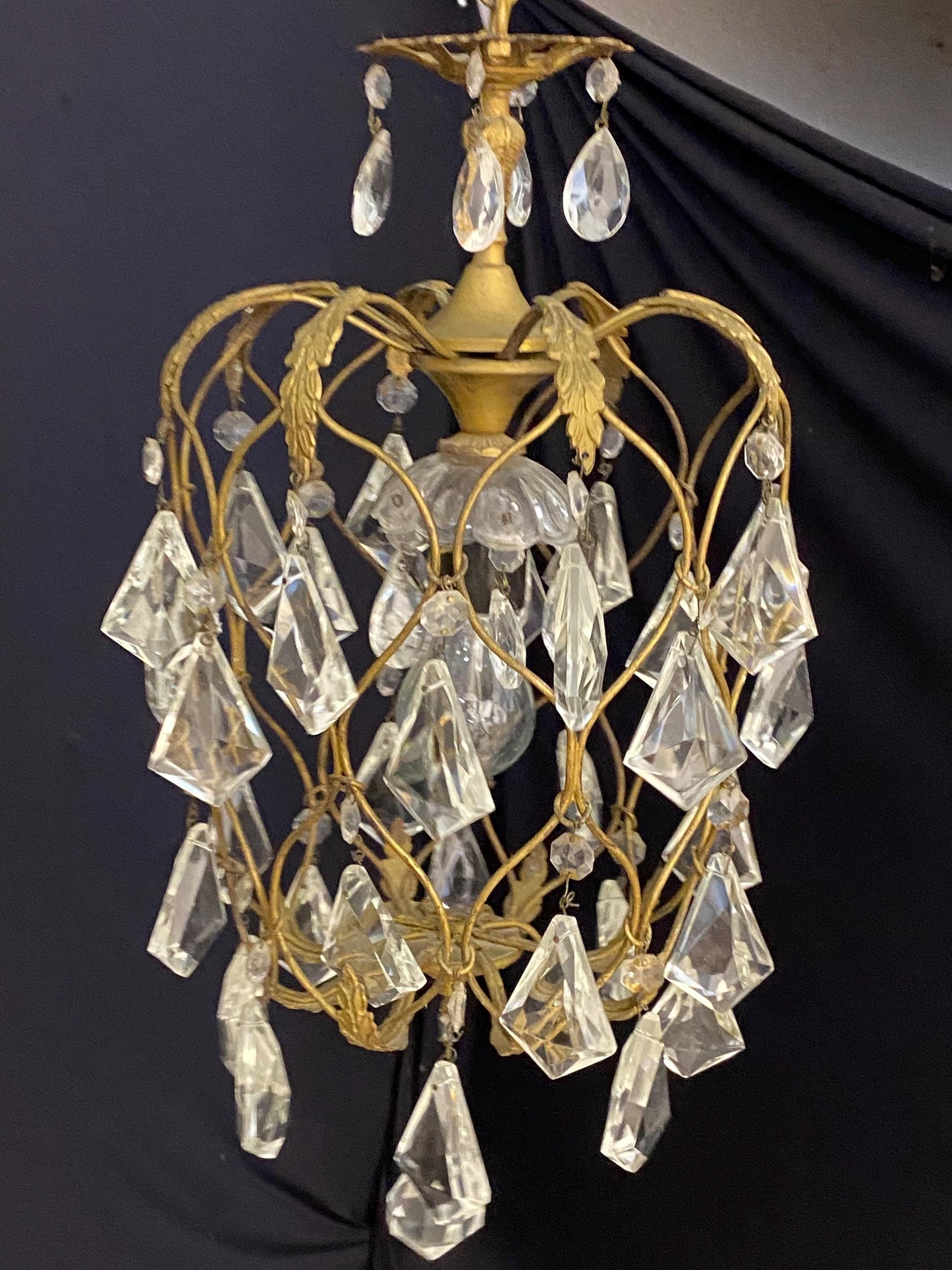 Lampadario vintage in ottone con gocce cristallo, 1 punto luce centrale, 25x50 cm, altezza max 75 cm, stile antico elegante
