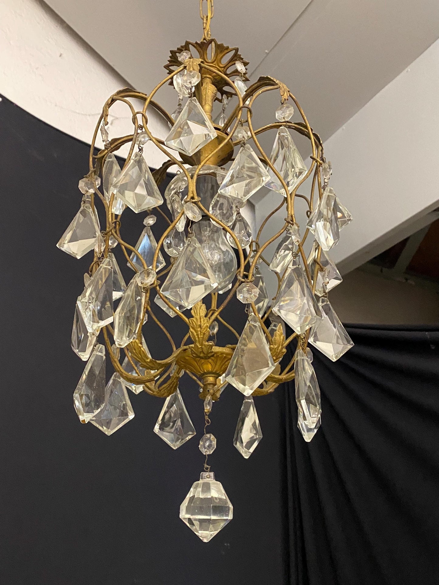 Lampadario vintage in ottone con gocce cristallo, 1 punto luce centrale, 25x50 cm, altezza max 75 cm, stile antico elegante