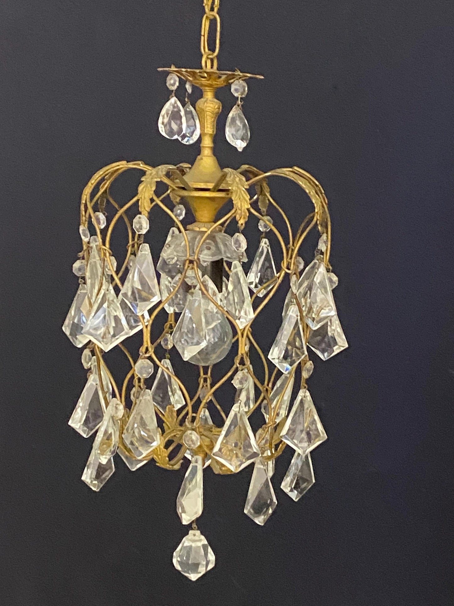 Lampadario vintage in ottone con gocce cristallo, 1 punto luce centrale, 25x50 cm, altezza max 75 cm, stile antico elegante