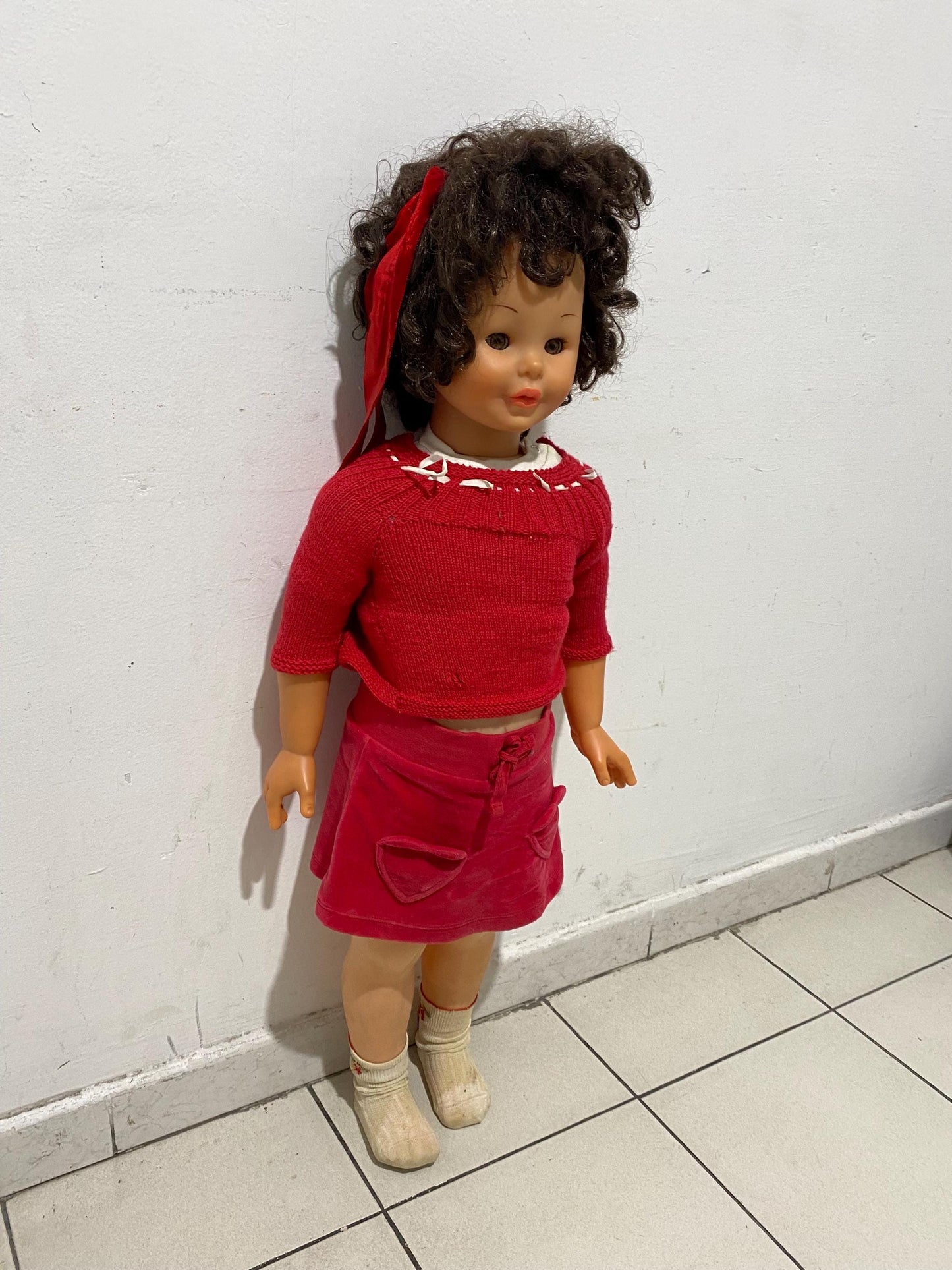 Bambola vintage italiana anni '70 90cm Occhi mobili, capelli ricci, vestito rosso Rara da collezione retro
