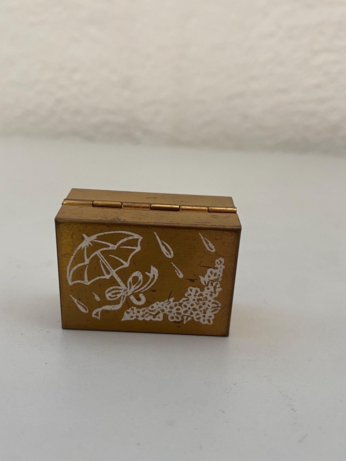 Portapillole vintage in ottone inciso con fiori e ombrello scatolina da collezione 4x3x2 cm