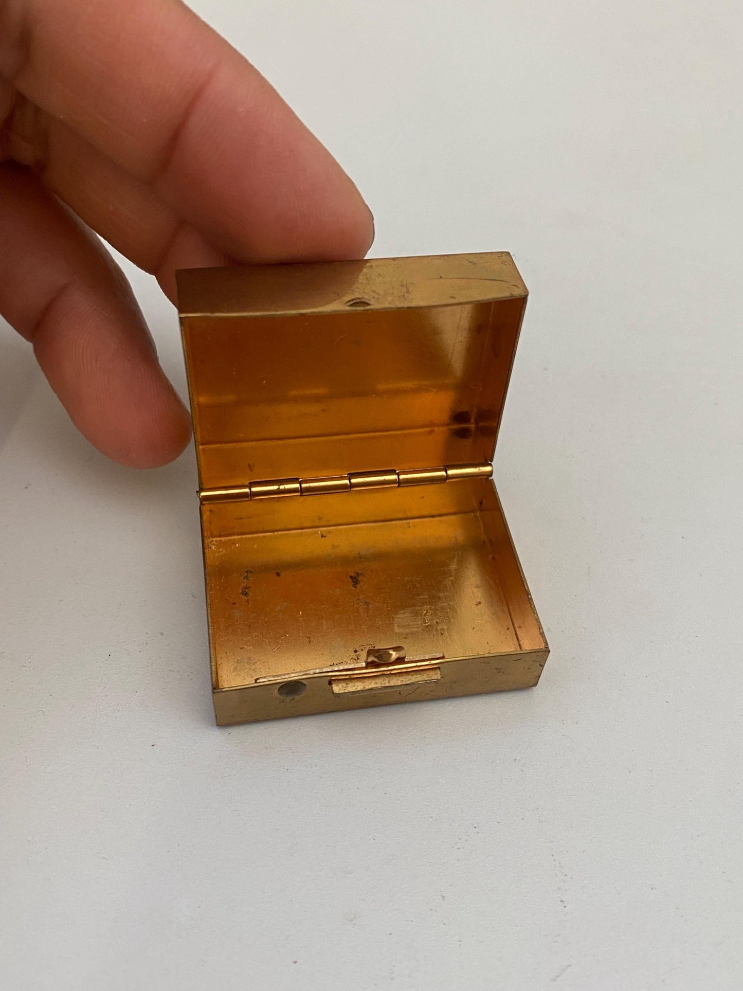 Portapillole vintage in ottone inciso con fiori e ombrello scatolina da collezione 4x3x2 cm