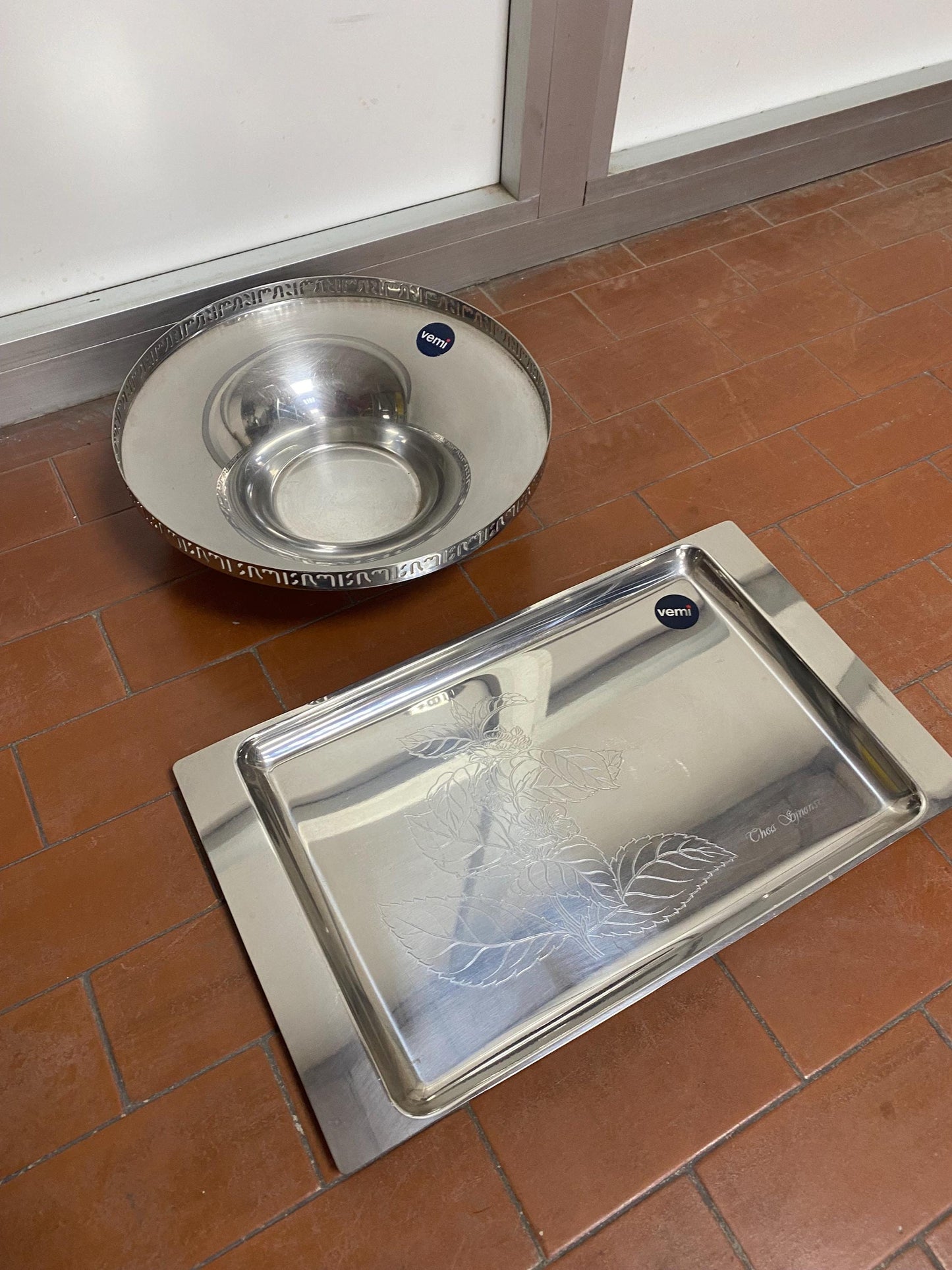 Scodella e Vassoio in Acciaio Marca Vemi - Diametro 28 cm, Misure 40x23,5 cm - Ottime Condizioni - Eleganza per la Tua Casa