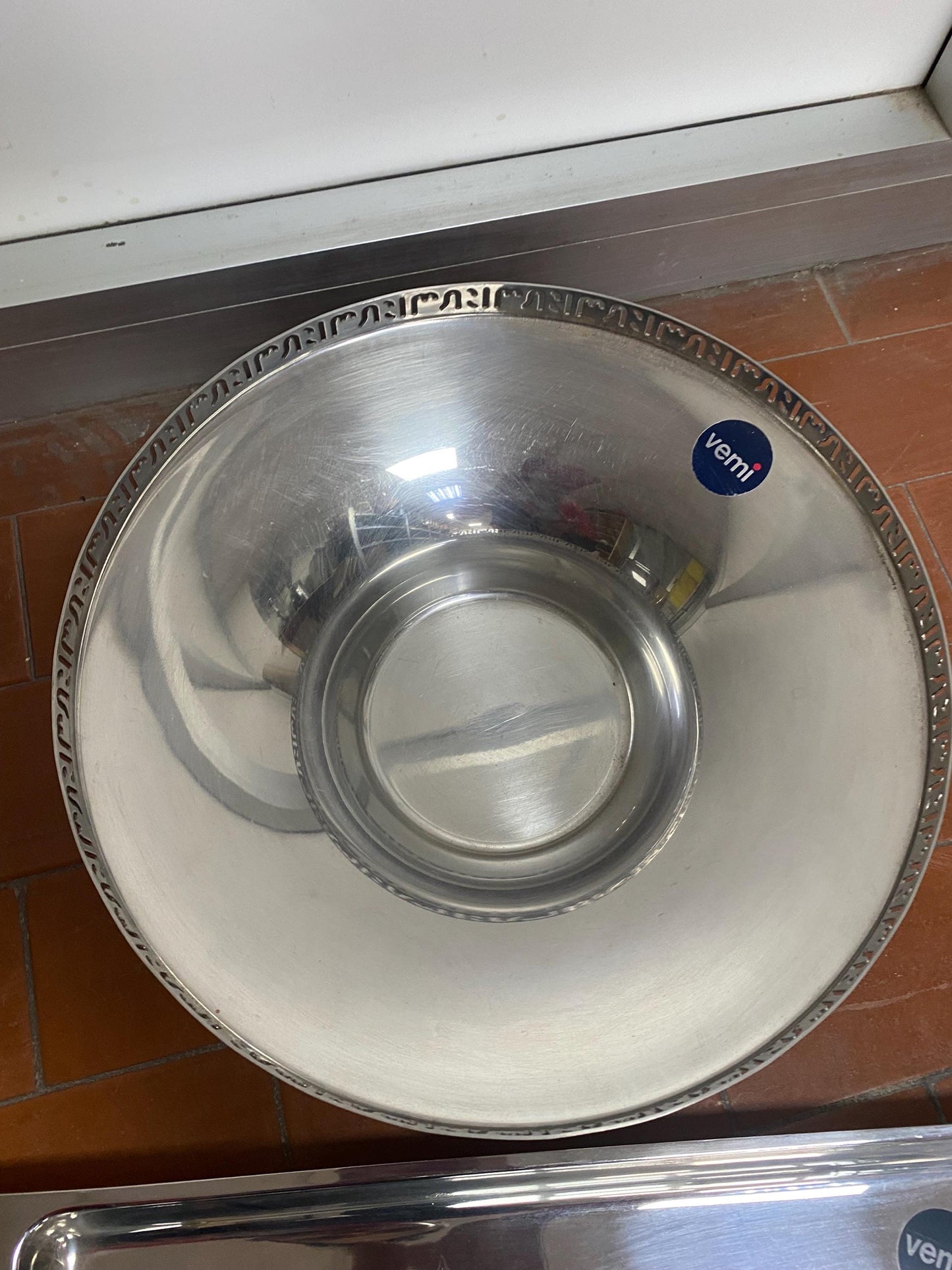 Scodella e Vassoio in Acciaio Marca Vemi - Diametro 28 cm, Misure 40x23,5 cm - Ottime Condizioni - Eleganza per la Tua Casa