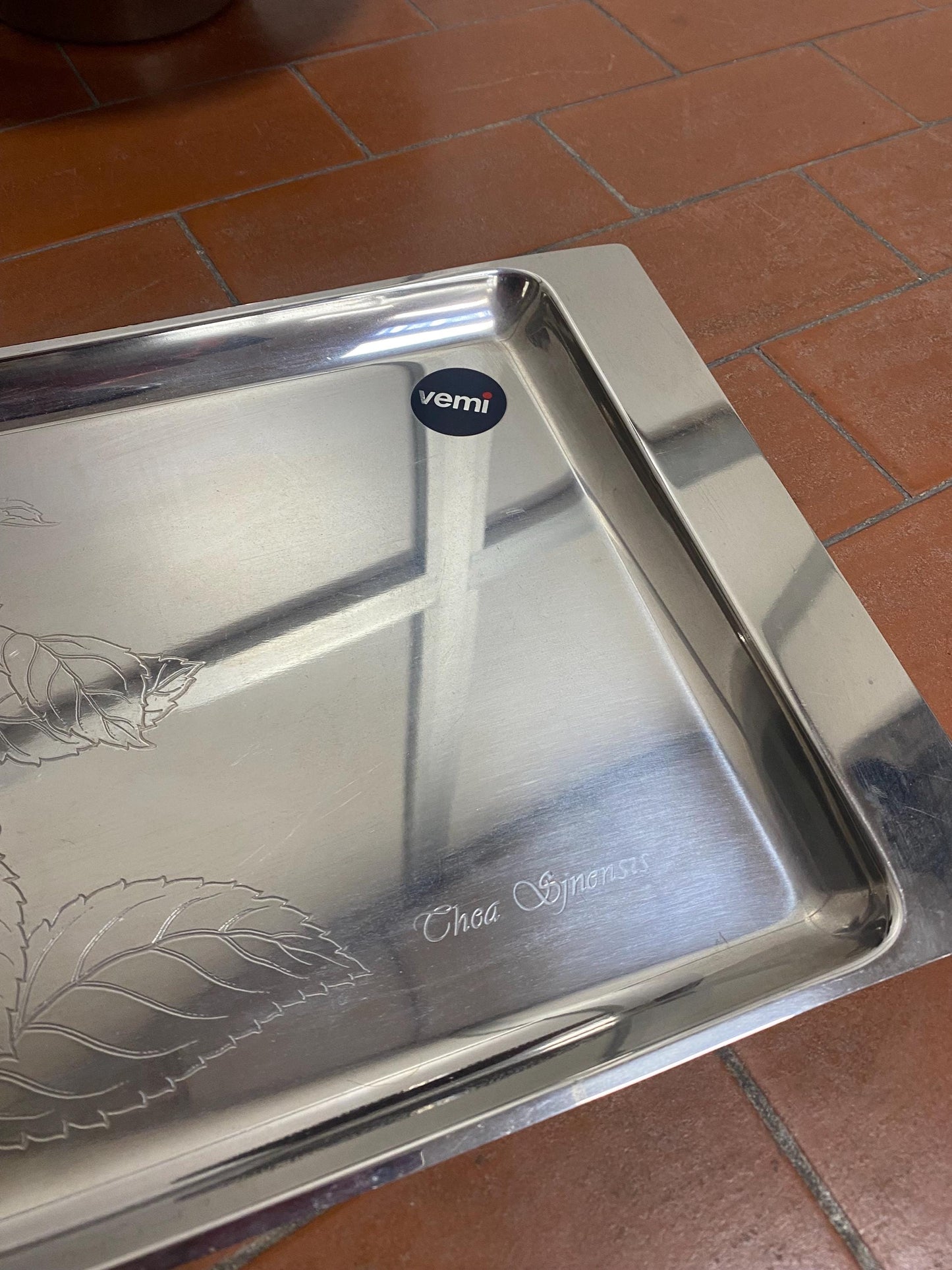 Scodella e Vassoio in Acciaio Marca Vemi - Diametro 28 cm, Misure 40x23,5 cm - Ottime Condizioni - Eleganza per la Tua Casa