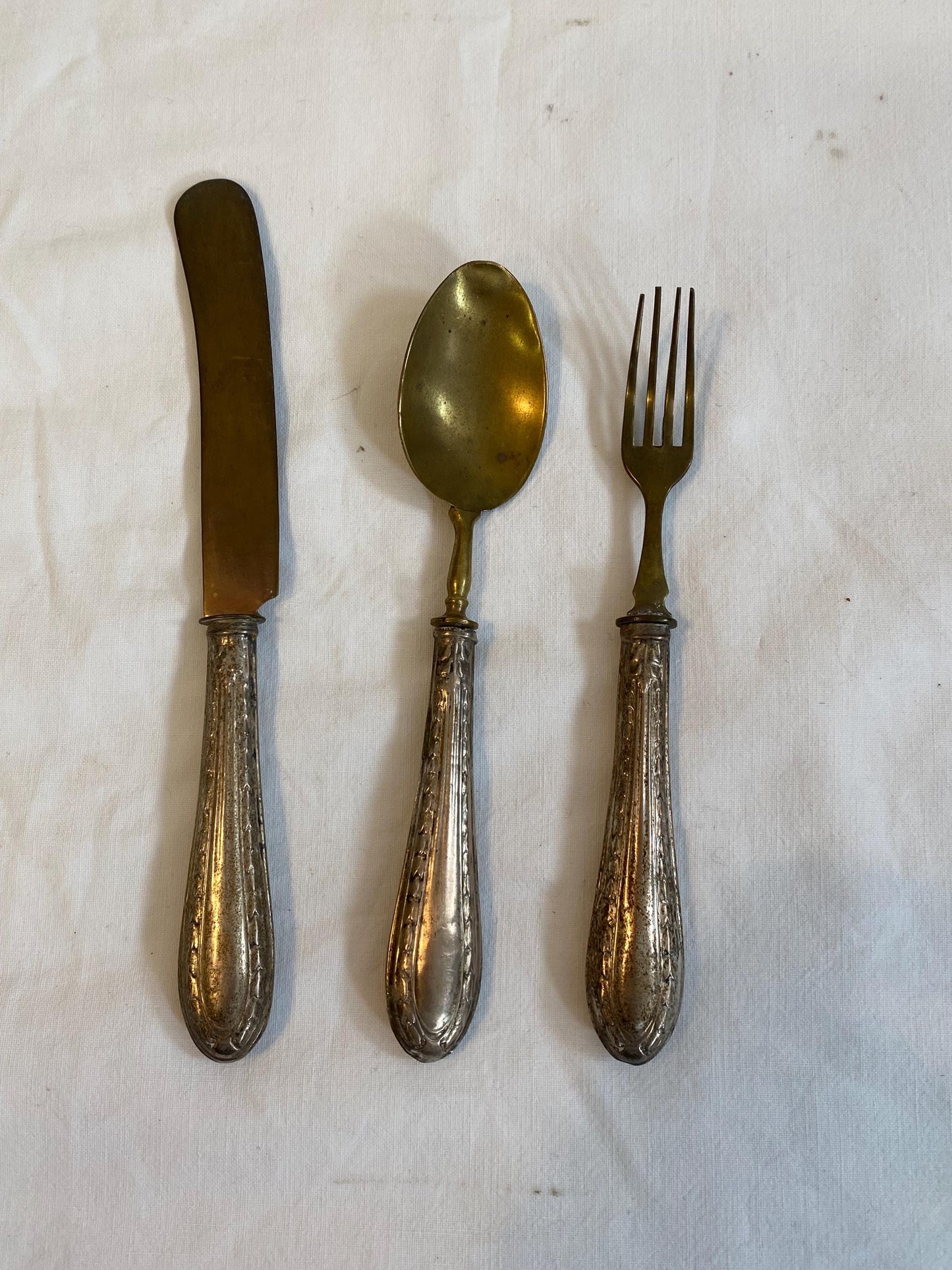 Set Posate Bambino Vintage in Ottone e Manico Cesellato Coltello Cucchiaio Forchetta Stile Epoca Rétro