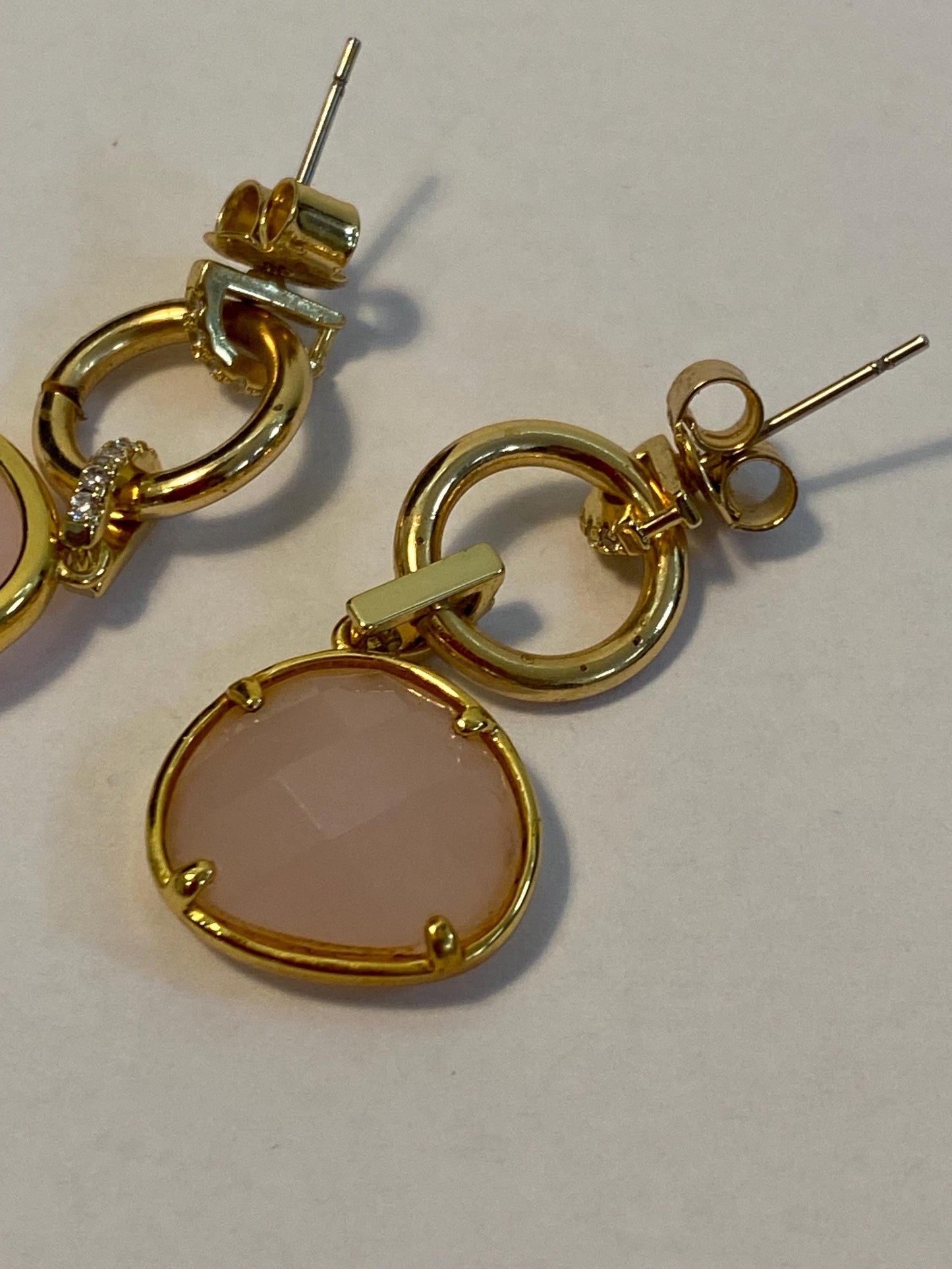 Orecchini pendenti oro con pietra rosa sintetica e zirconi | Gioielli eleganti da cerimonia o regalo romantico | 3x1,5 cm