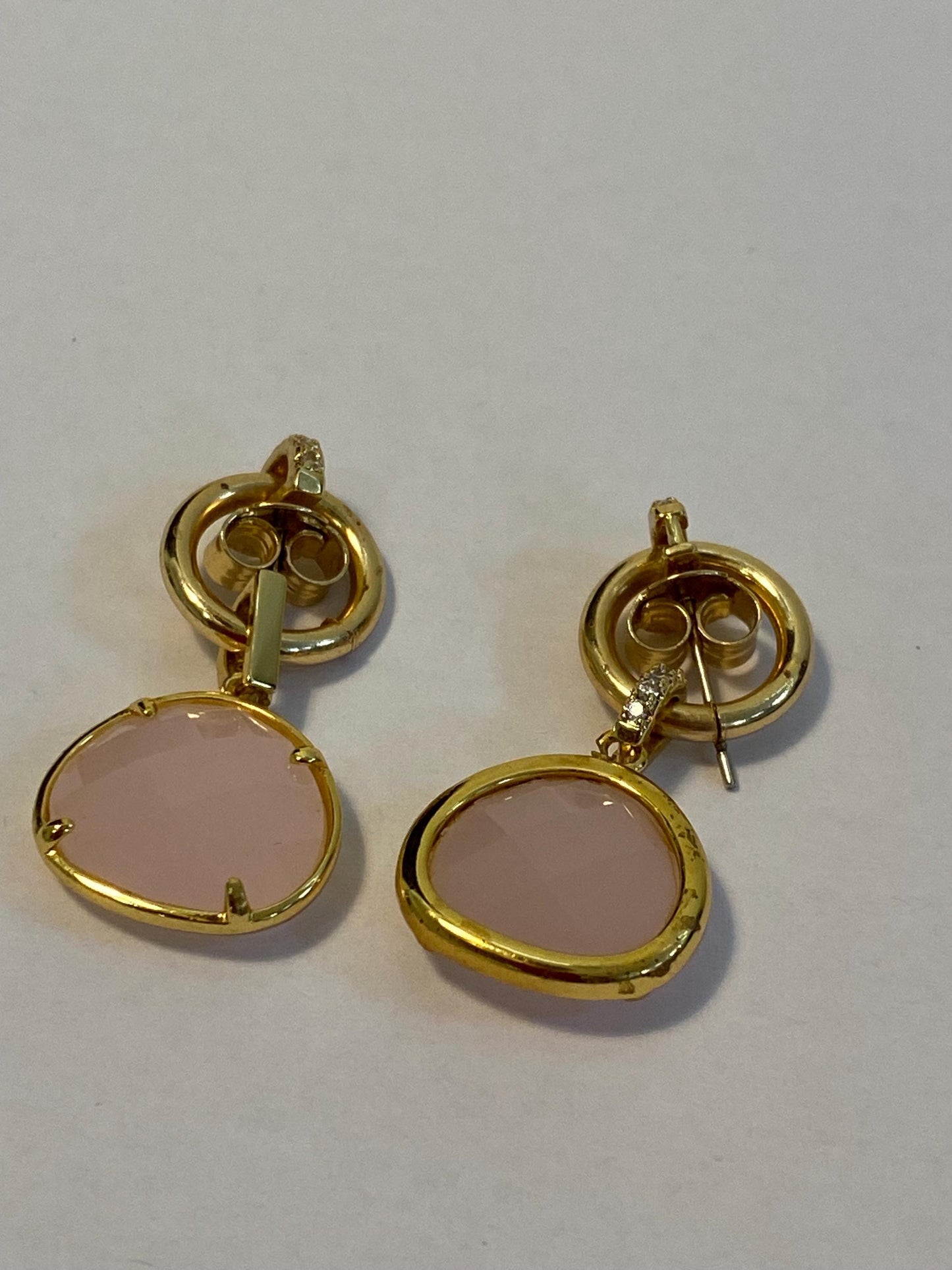 Orecchini pendenti oro con pietra rosa sintetica e zirconi | Gioielli eleganti da cerimonia o regalo romantico | 3x1,5 cm