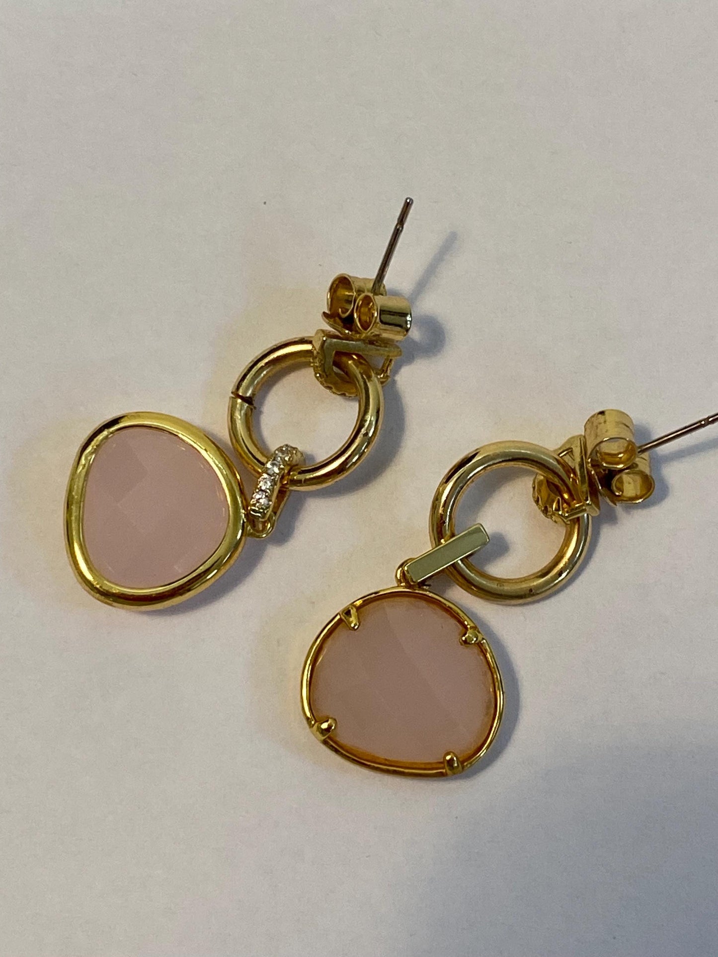 Orecchini pendenti oro con pietra rosa sintetica e zirconi | Gioielli eleganti da cerimonia o regalo romantico | 3x1,5 cm