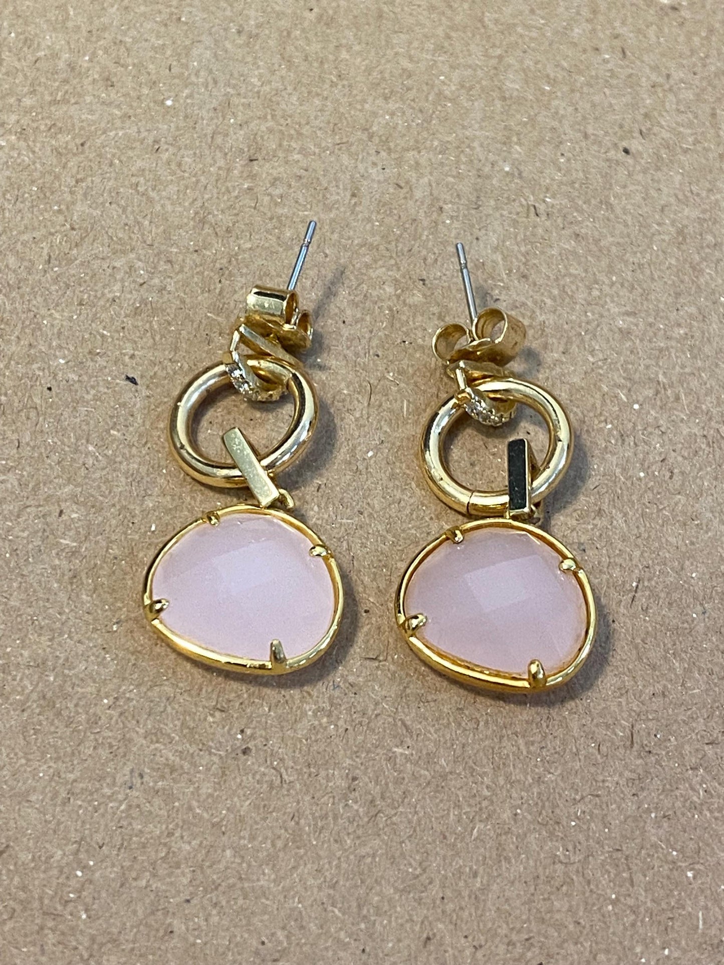 Orecchini pendenti oro con pietra rosa sintetica e zirconi | Gioielli eleganti da cerimonia o regalo romantico | 3x1,5 cm