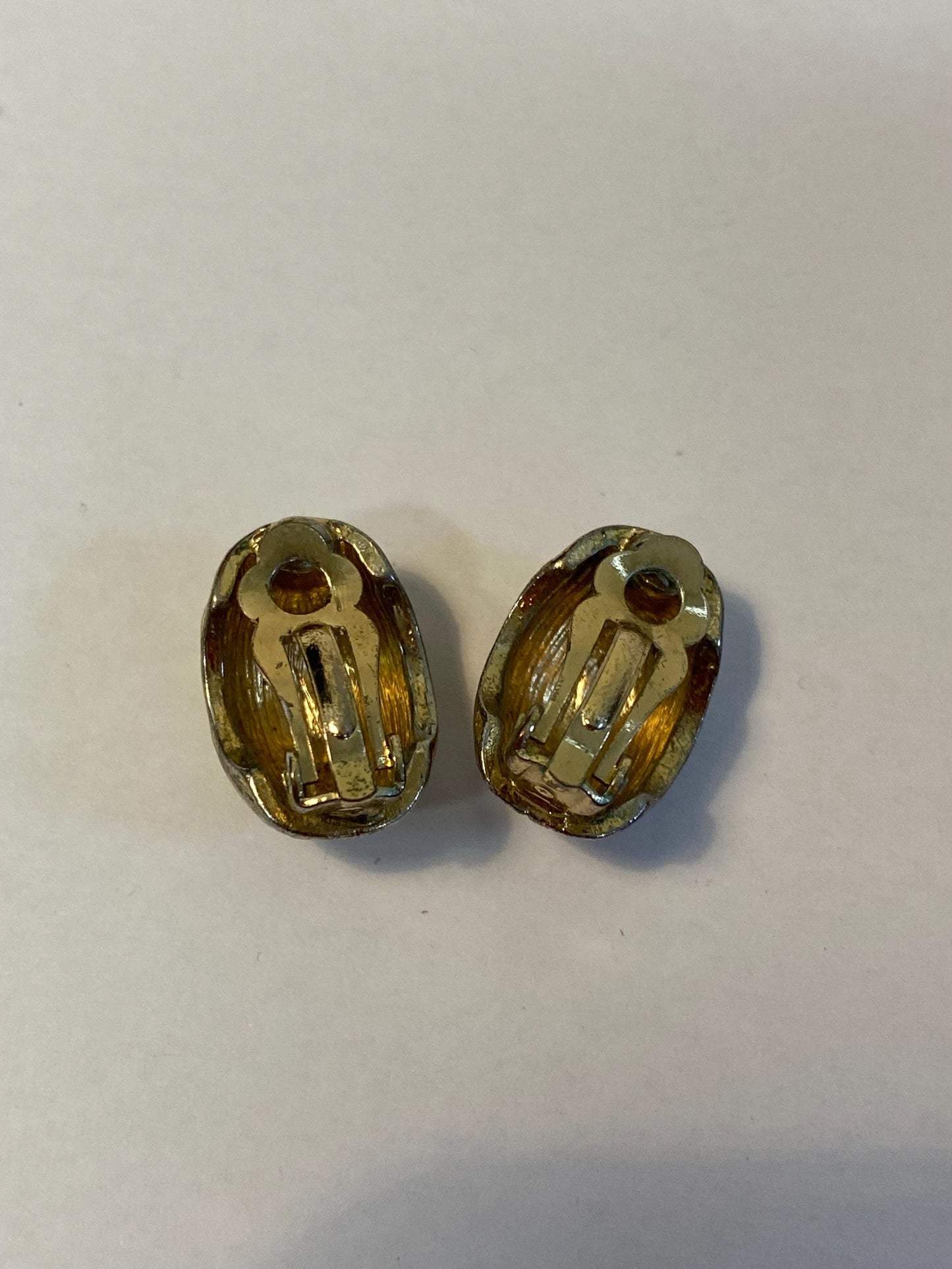 Orecchini vintage a clip dorati effetto inciso | Design classico anni '70 | Eleganti e comodi 2x1,5 cm