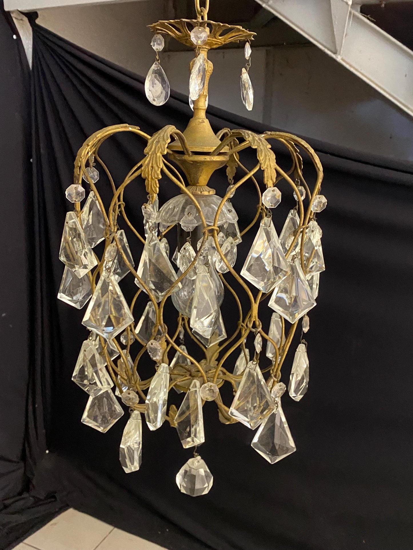 Lampadario vintage in ottone con gocce cristallo, 1 punto luce centrale, 25x50 cm, altezza max 75 cm, stile antico elegante