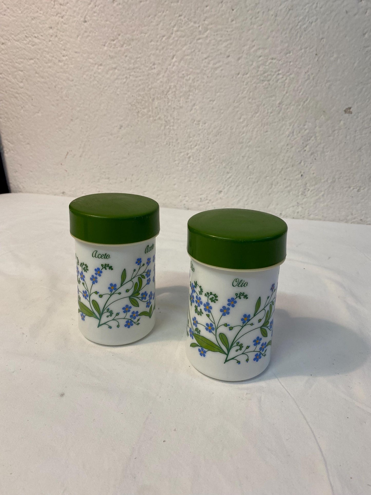 Set oliere vintage Arcopal "Olio Aceto" anni '70 in vetro opalino con fiori blu e tappi verdi 13x8x10 cm