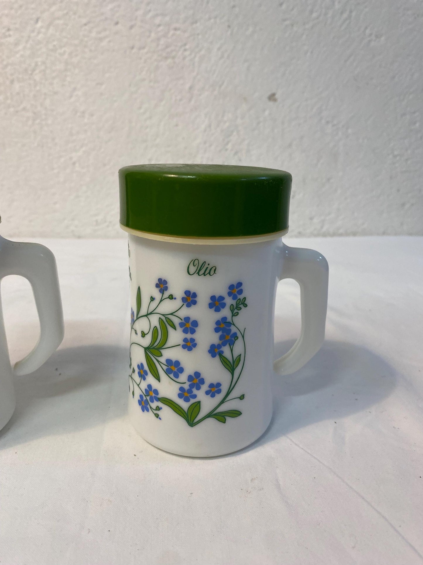 Set oliere vintage Arcopal "Olio Aceto" anni '70 in vetro opalino con fiori blu e tappi verdi 13x8x10 cm