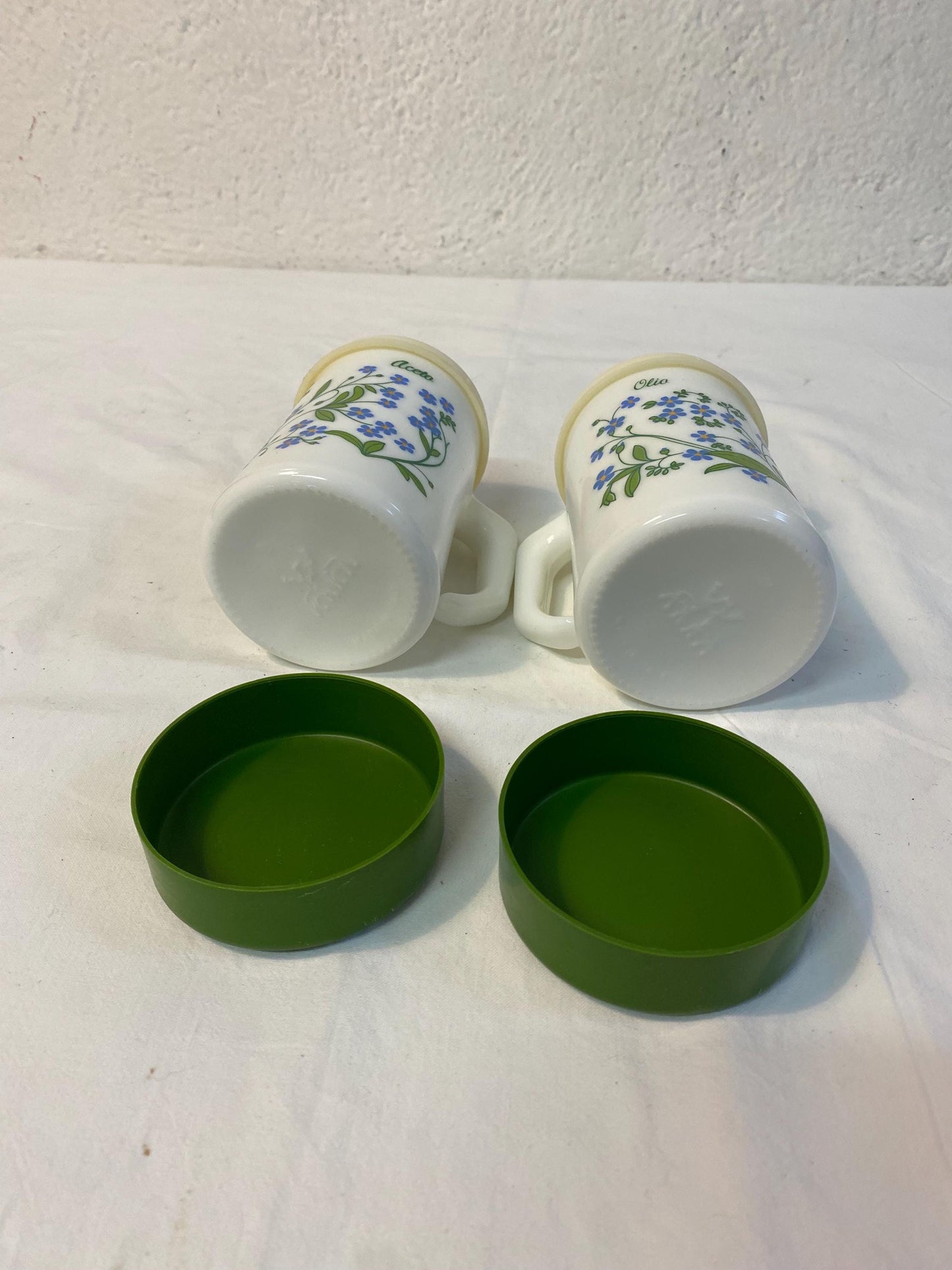 Set oliere vintage Arcopal "Olio Aceto" anni '70 in vetro opalino con fiori blu e tappi verdi 13x8x10 cm