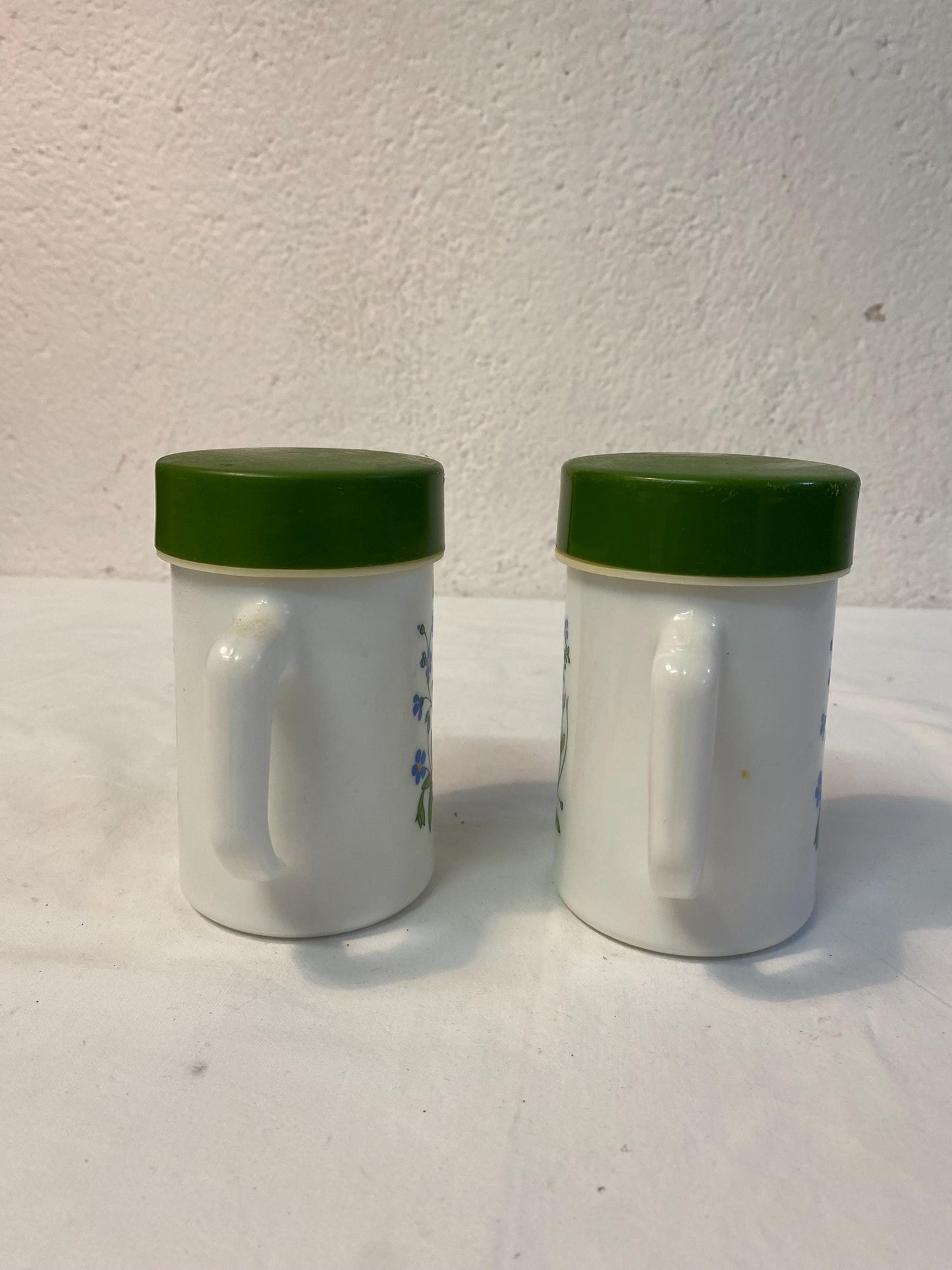 Set oliere vintage Arcopal "Olio Aceto" anni '70 in vetro opalino con fiori blu e tappi verdi 13x8x10 cm