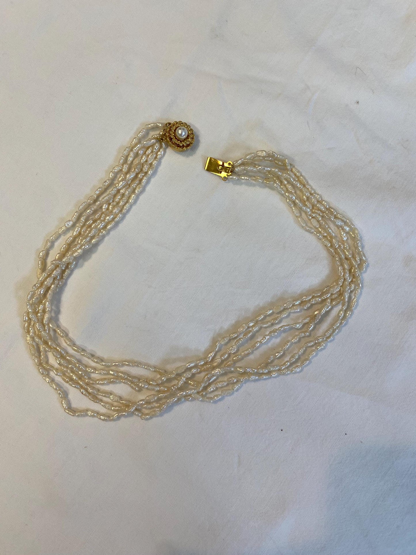 Collana vintage 6 fili con perle di fiume e chiusura dorata con perla centrale, elegante gioiello rétro da cerimonia