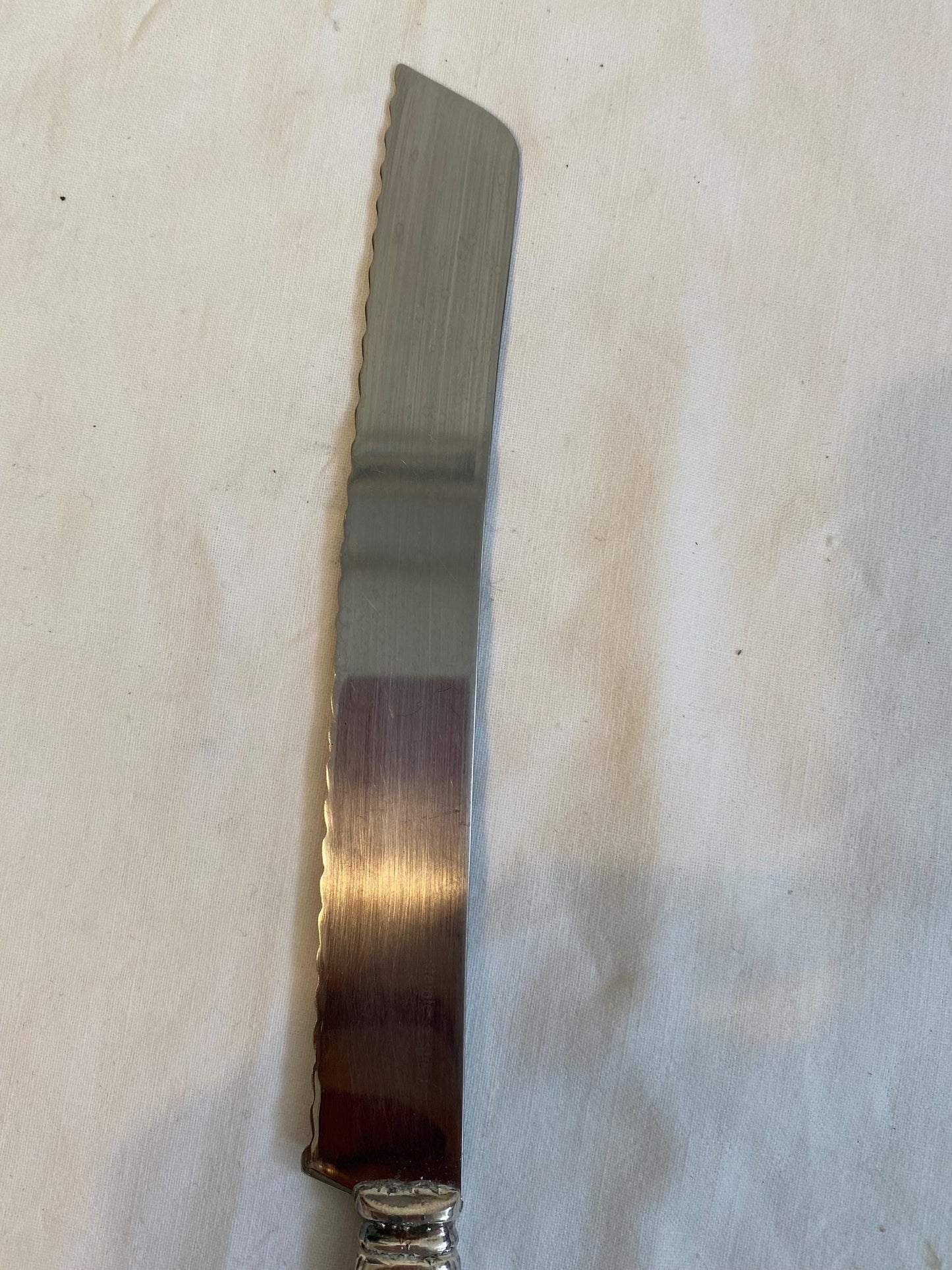 Coltello vintage seghettato placcato argento 29 cm con manico punzonato posata da pane retrò per tavola elegante
