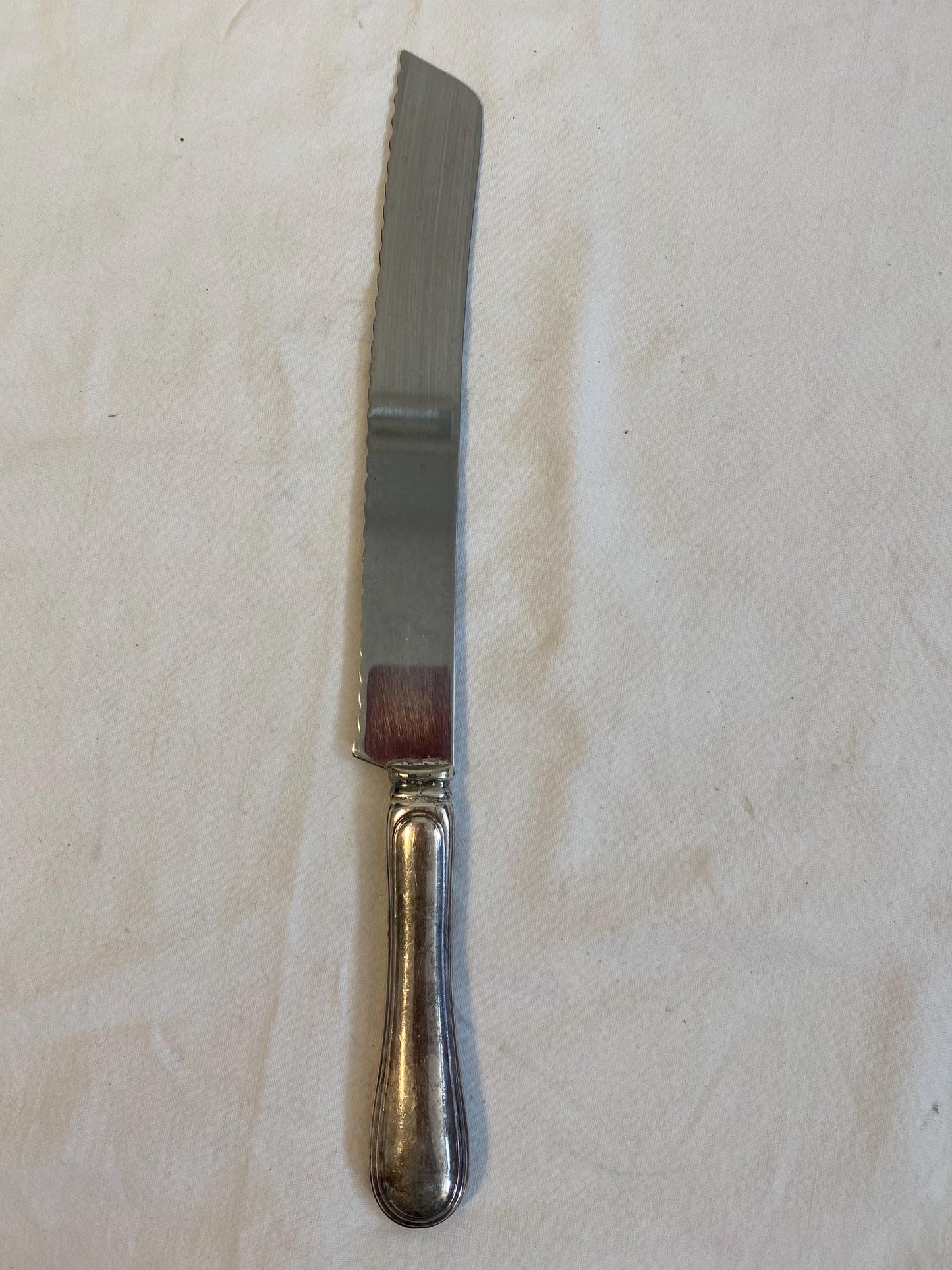 Coltello vintage seghettato placcato argento 29 cm con manico punzonato posata da pane retrò per tavola elegante