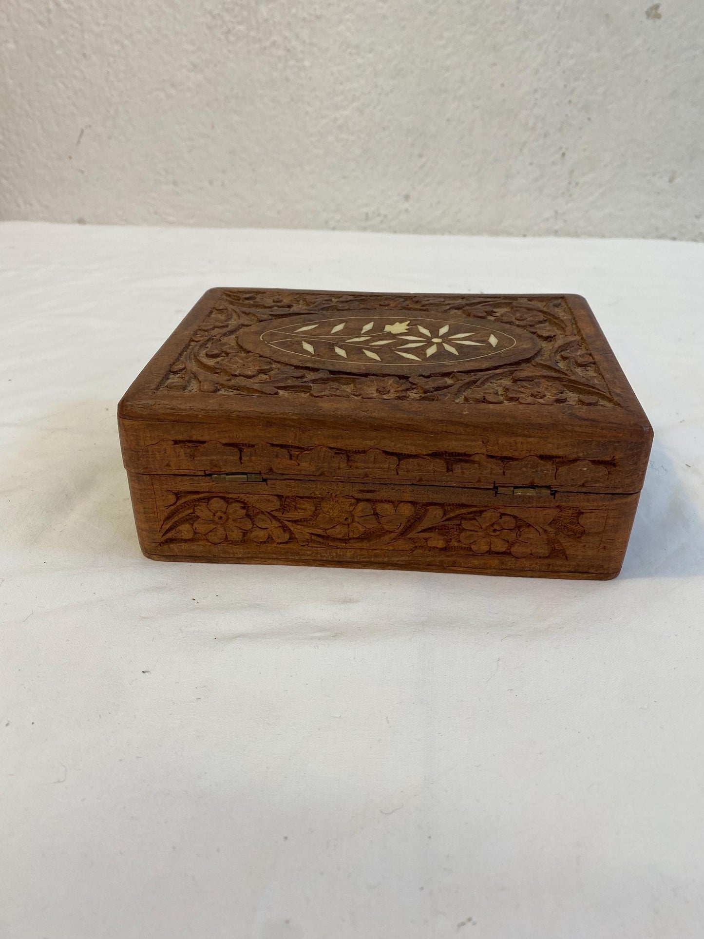 Scatola portagioie vintage in legno intagliato con intarsio in osso India 18x13x7 cm Fodera interna blu velluto