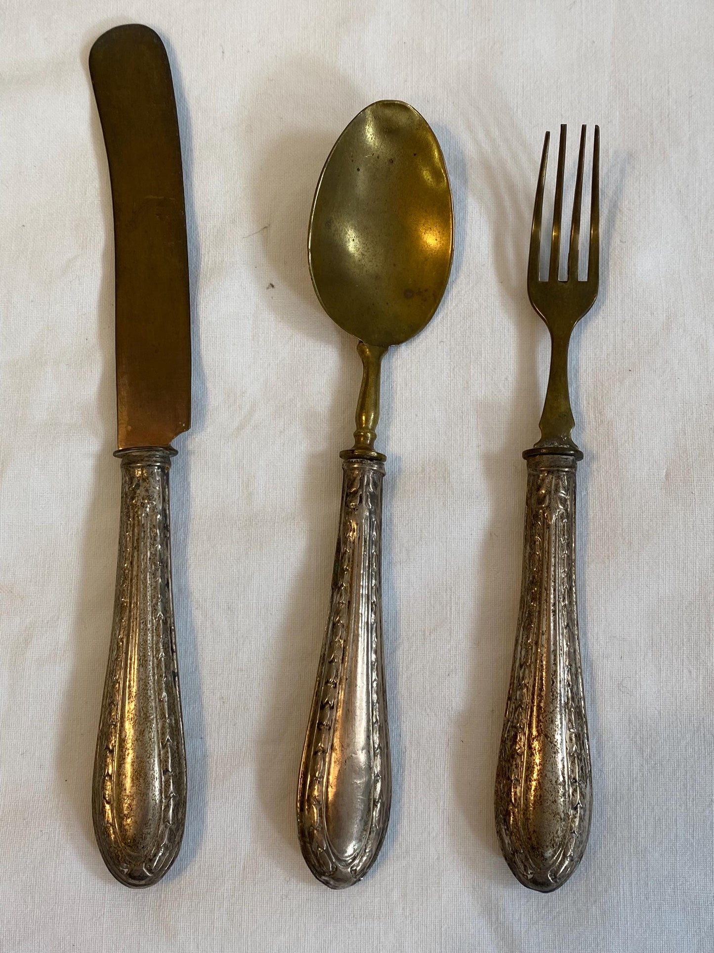Set Posate Bambino Vintage in Ottone e Manico Cesellato Coltello Cucchiaio Forchetta Stile Epoca Rétro