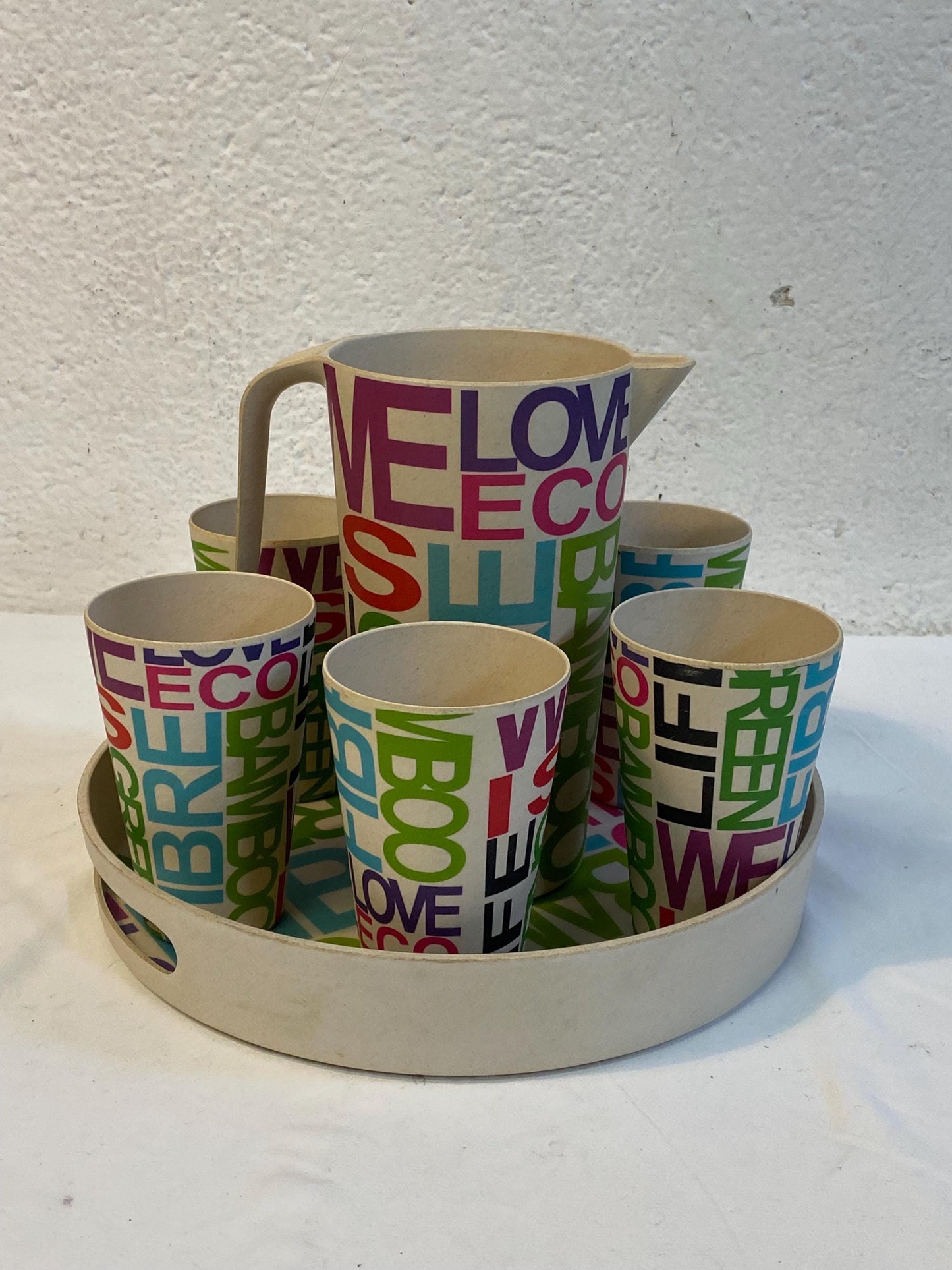 Set eco-friendly in fibra di bambù con vassoio, brocca e 6 bicchieri stile colorato, LOVE ECO LIFE h brocca 21 cm