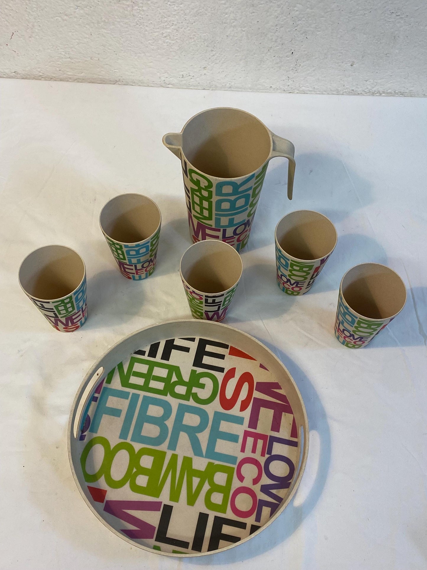 Set eco-friendly in fibra di bambù con vassoio, brocca e 6 bicchieri stile colorato, LOVE ECO LIFE h brocca 21 cm