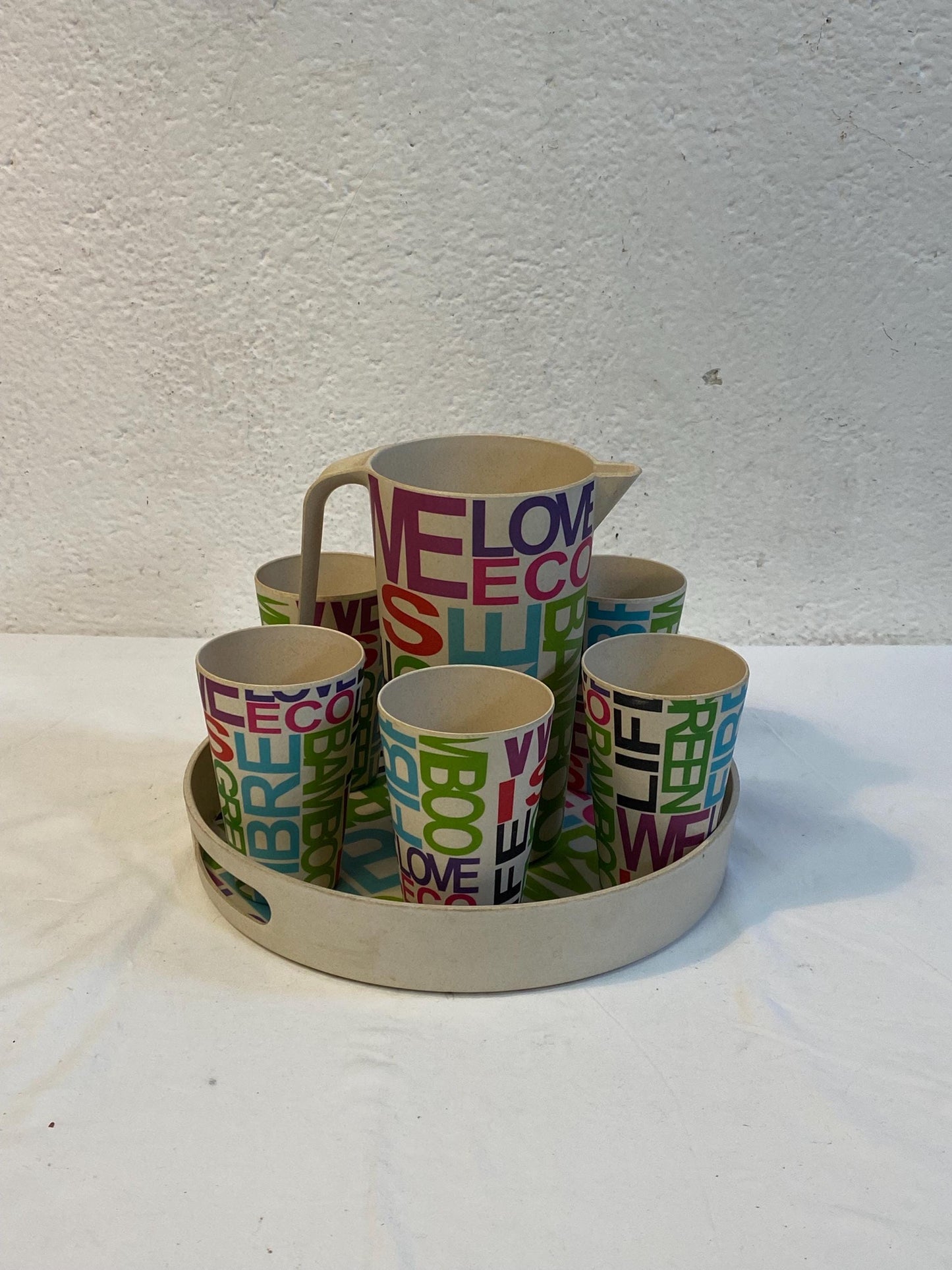 Set eco-friendly in fibra di bambù con vassoio, brocca e 6 bicchieri stile colorato, LOVE ECO LIFE h brocca 21 cm