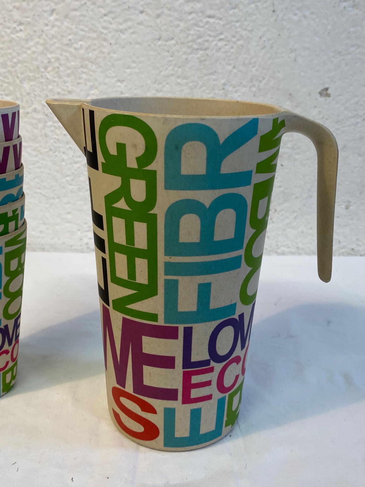 Set eco-friendly in fibra di bambù con vassoio, brocca e 6 bicchieri stile colorato, LOVE ECO LIFE h brocca 21 cm