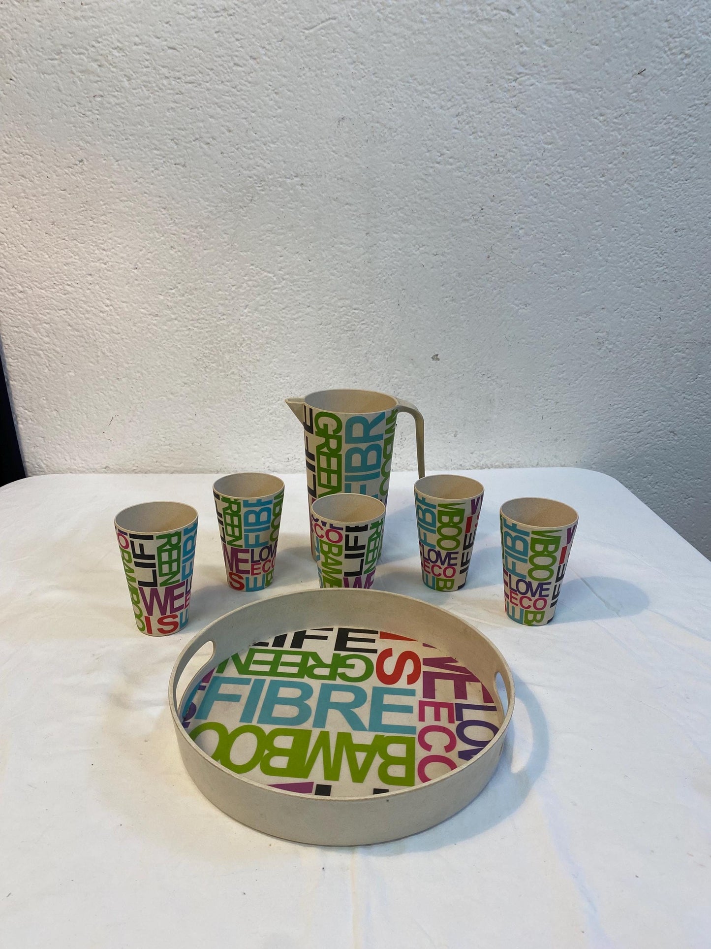 Set eco-friendly in fibra di bambù con vassoio, brocca e 6 bicchieri stile colorato, LOVE ECO LIFE h brocca 21 cm