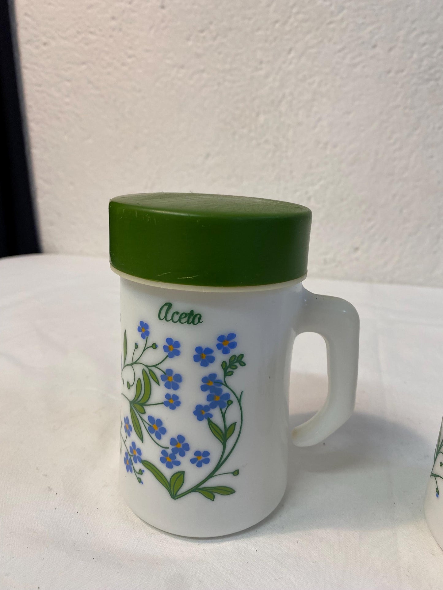 Set oliere vintage Arcopal "Olio Aceto" anni '70 in vetro opalino con fiori blu e tappi verdi 13x8x10 cm
