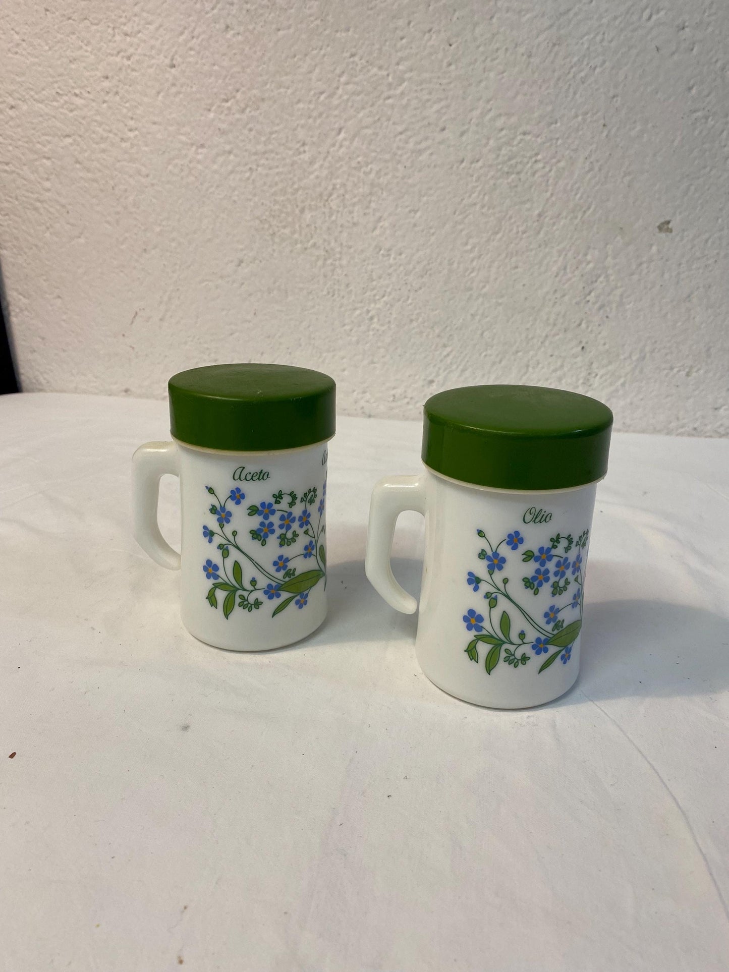 Set oliere vintage Arcopal "Olio Aceto" anni '70 in vetro opalino con fiori blu e tappi verdi 13x8x10 cm