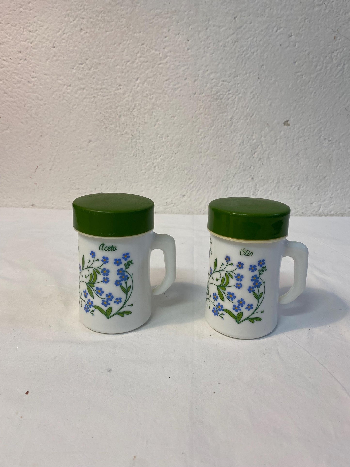 Set oliere vintage Arcopal "Olio Aceto" anni '70 in vetro opalino con fiori blu e tappi verdi 13x8x10 cm