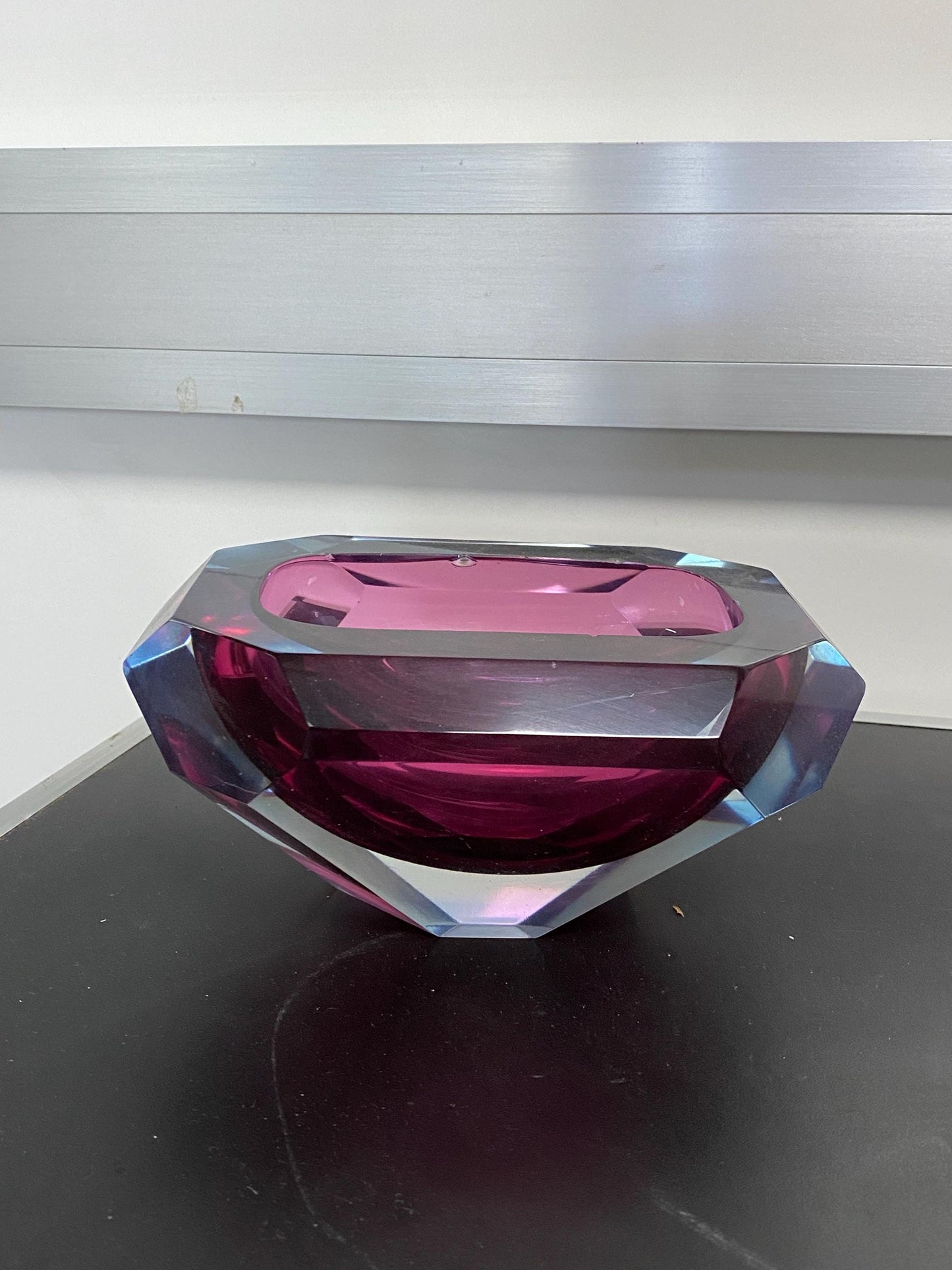 Posa Cenere per Fumatori in Vetro Viola a Forma di Diamante - Eleganza e Funzionalità