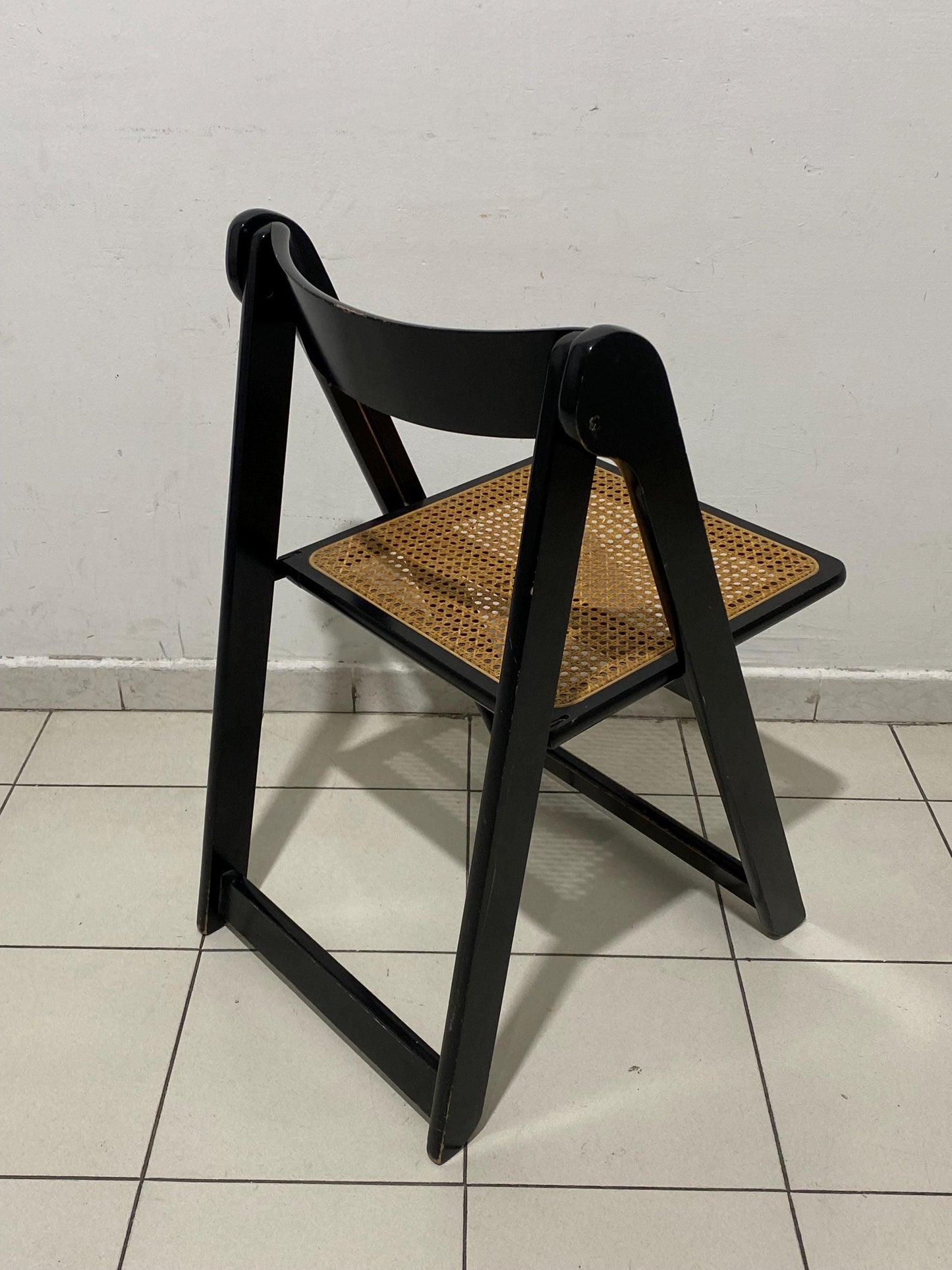 Sedia pieghevole vintage in legno nero con seduta in paglia di Vienna design retrò anni 70, 77x47x55 cm