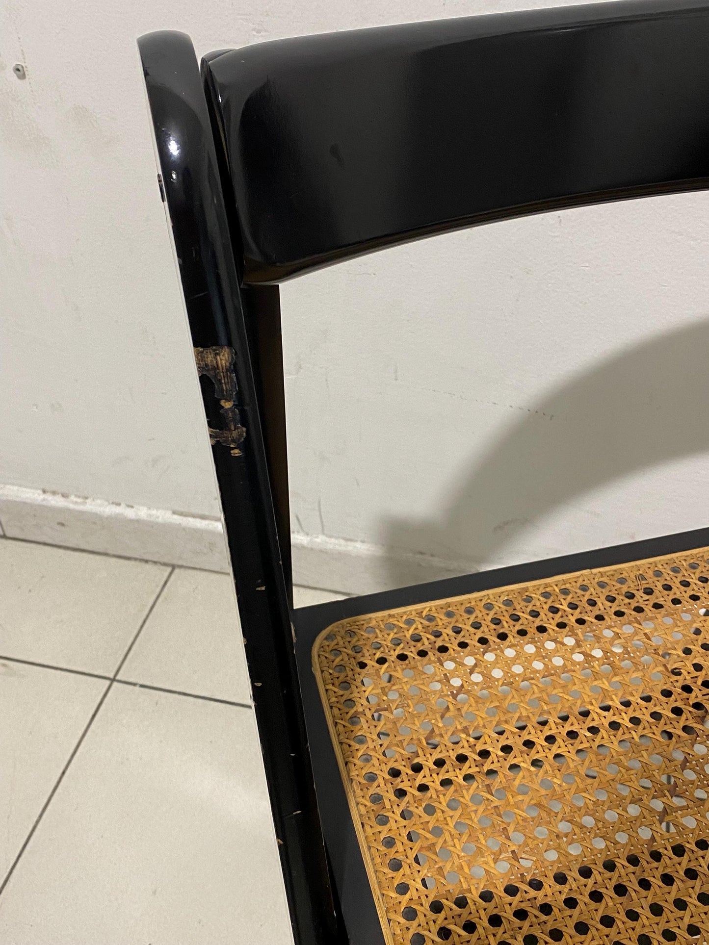 Sedia pieghevole vintage in legno nero con seduta in paglia di Vienna design retrò anni 70, 77x47x55 cm