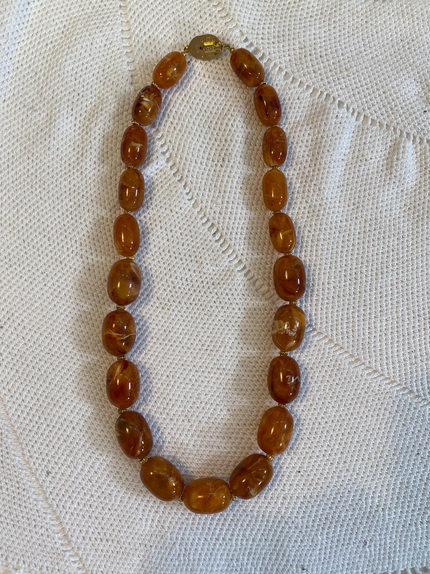 Collana vintage in resina effetto ambra 20cm | Perle ovali marmorizzate anni ‘60 | Chiusura BREV dorata | Gioiello rétro unico