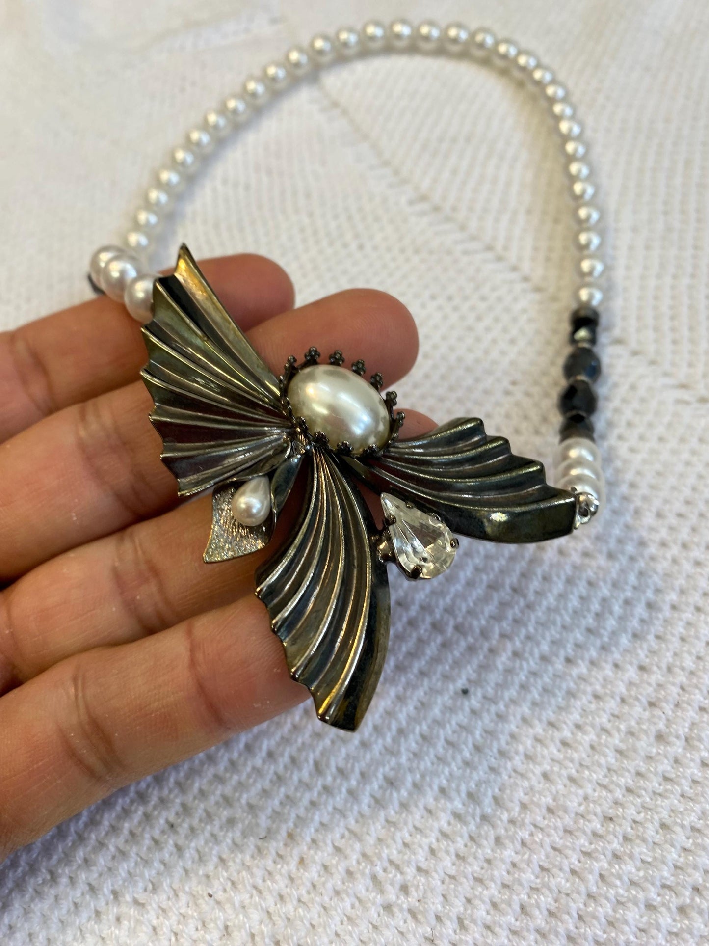 Collana sintetica perline bianche nere con ciondolo ali dorate e perla centrale, diametro 13 cm, gioiello fatto a mano elegante