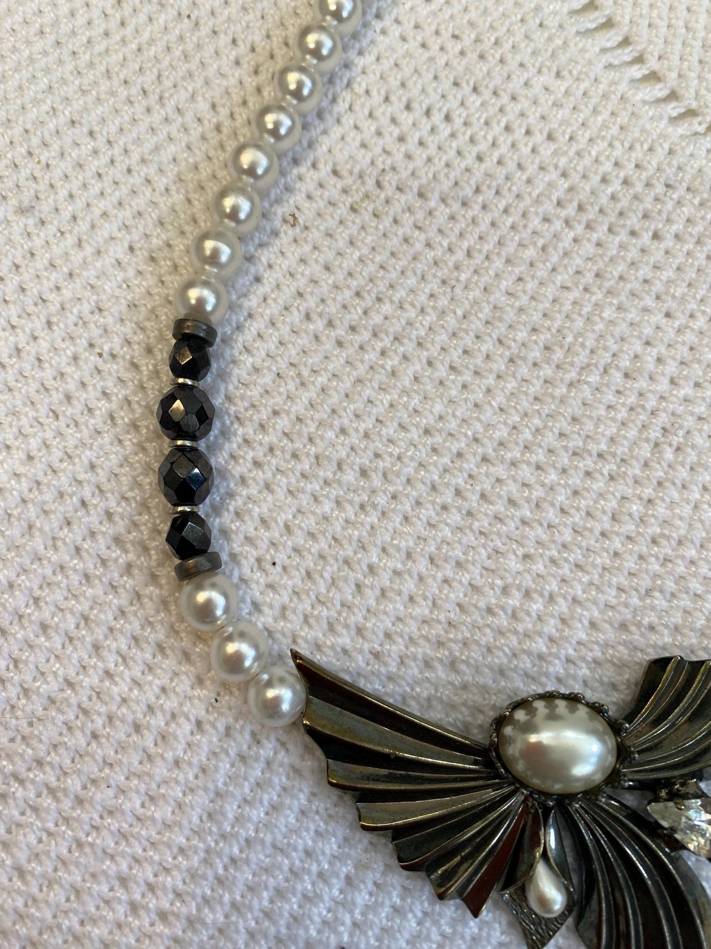 Collana sintetica perline bianche nere con ciondolo ali dorate e perla centrale, diametro 13 cm, gioiello fatto a mano elegante