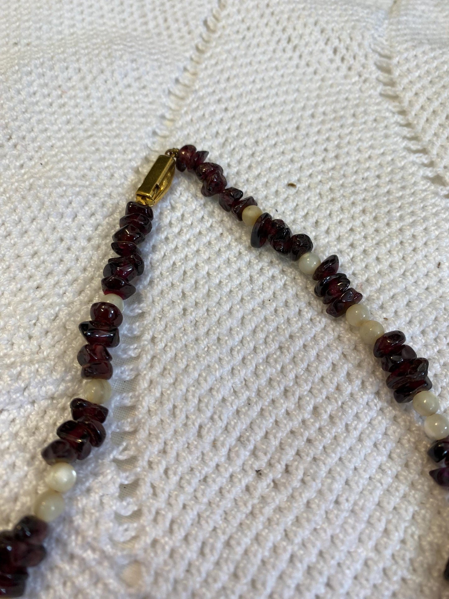 Collana 30 cm con granelli pietre minerali rosso scuro e perle naturali chiusura dorata vintage, elegante e raffinata, pezzo unico