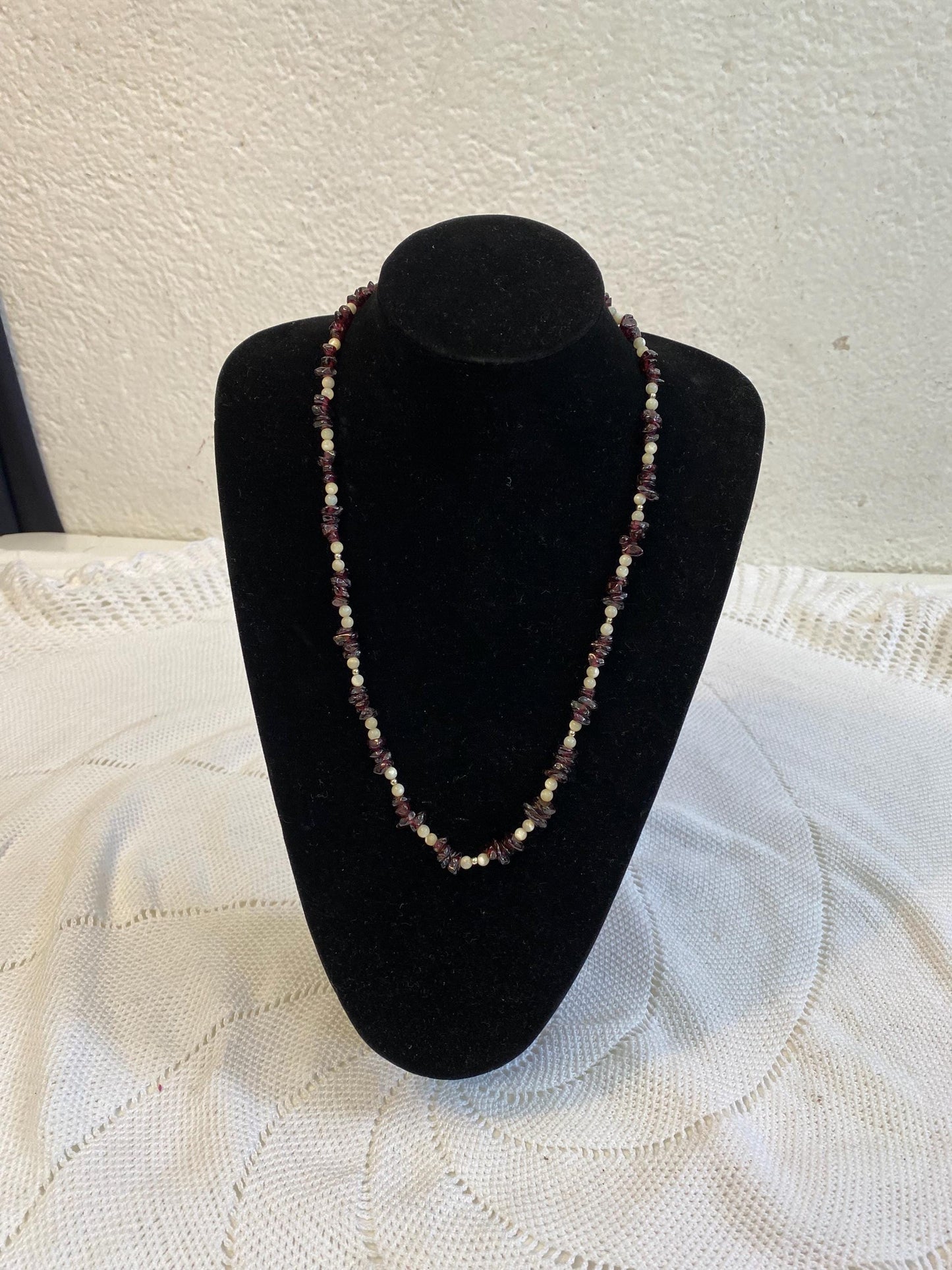 Collana 30 cm con granelli pietre minerali rosso scuro e perle naturali chiusura dorata vintage, elegante e raffinata, pezzo unico