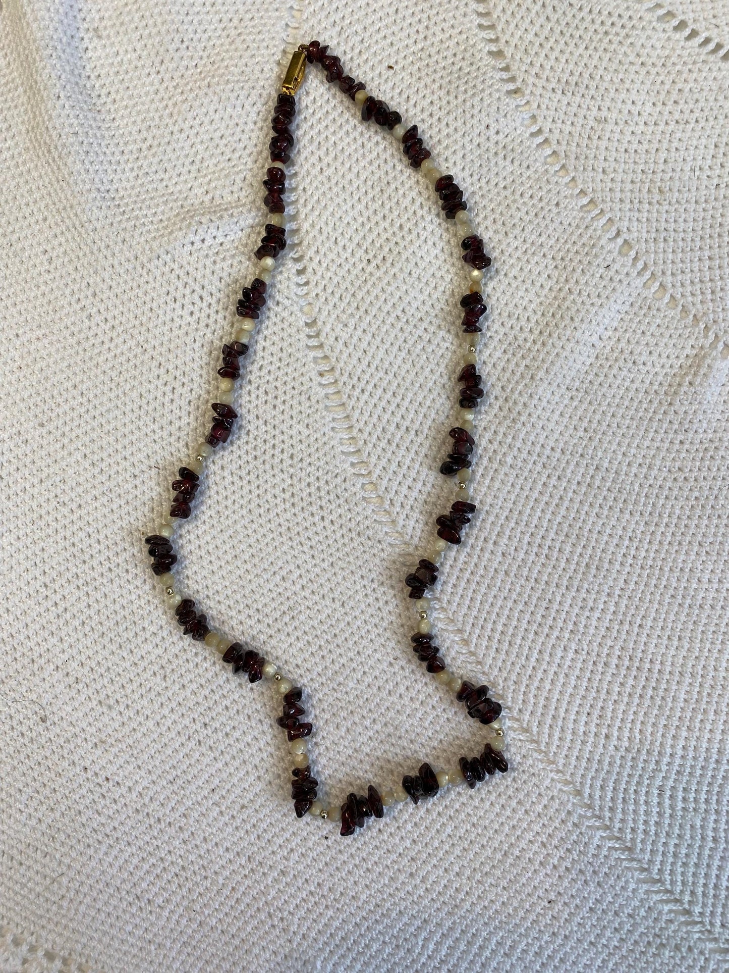 Collana 30 cm con granelli pietre minerali rosso scuro e perle naturali chiusura dorata vintage, elegante e raffinata, pezzo unico