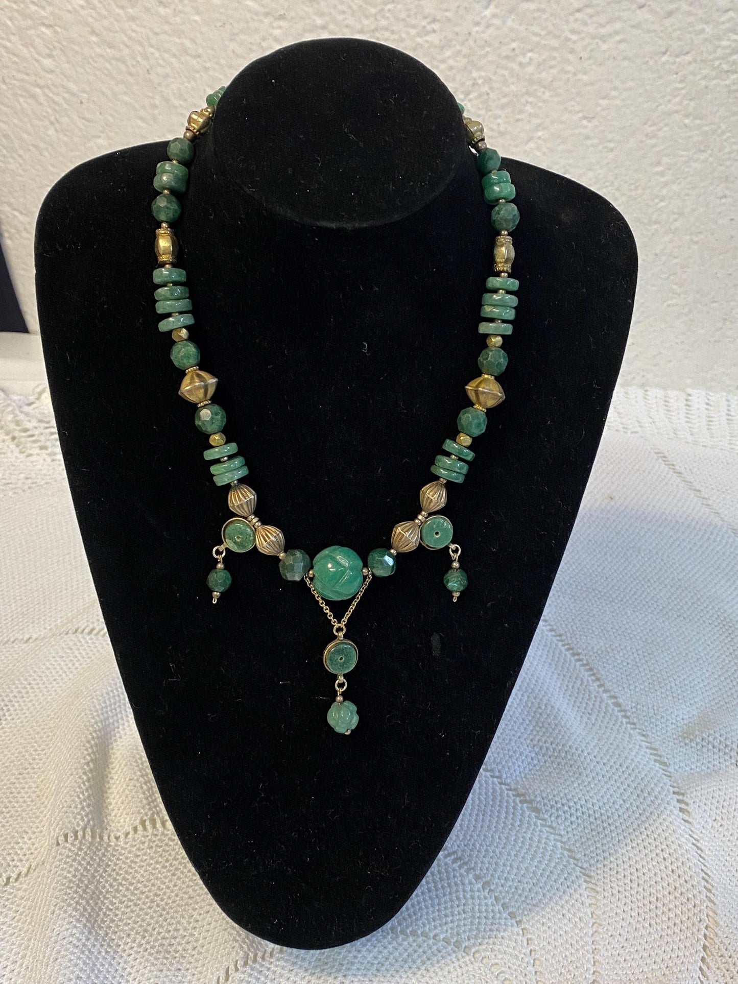Collana etnica boho verde avorio 23 cm in vetro e ottone gioiello artigianale vintage anni 90 gipsy bohemian con ciondoli unici tribale boho