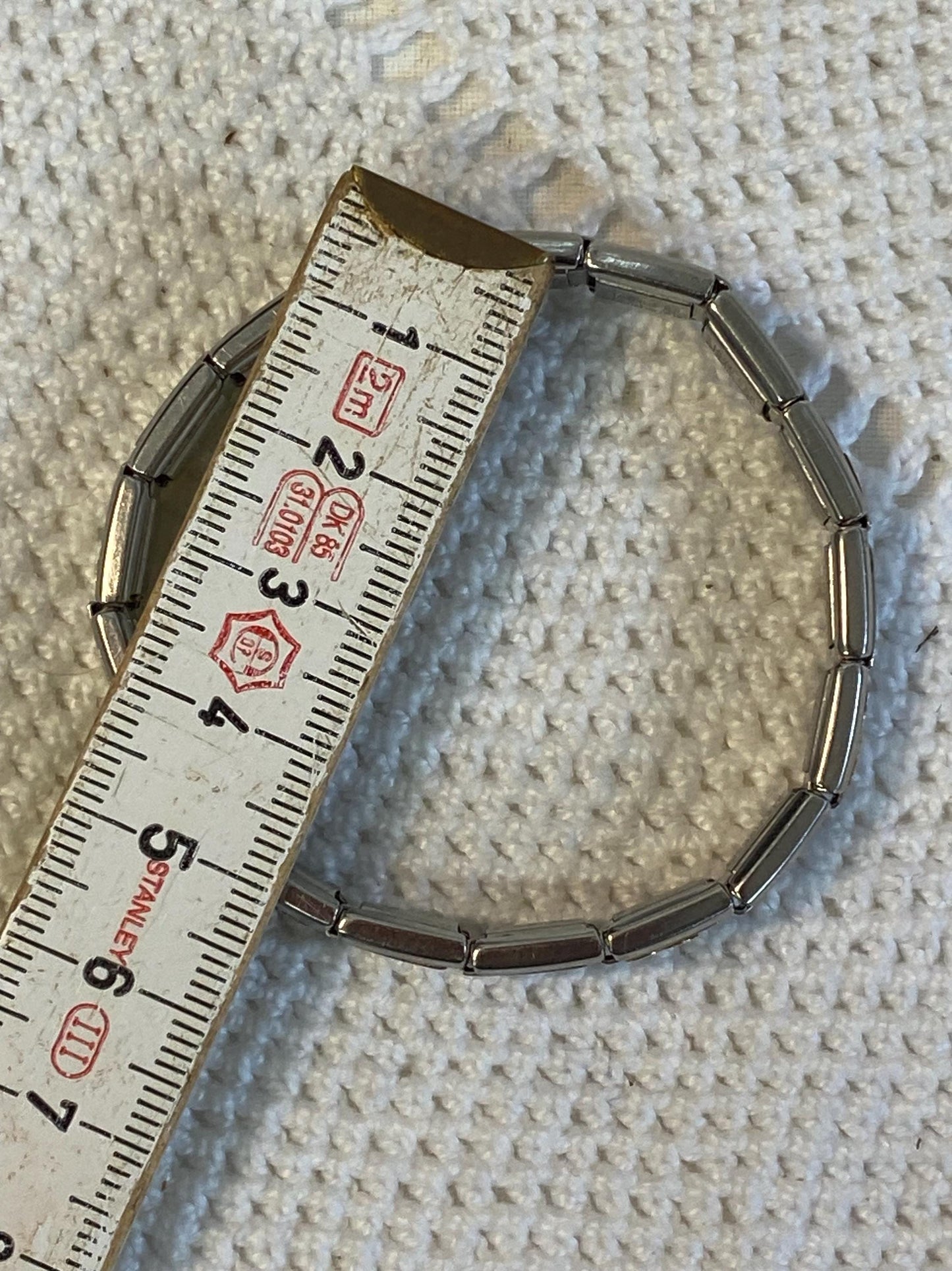 Bracciale vintage unisex elastico in acciaio con rilievi dorati e motivi geometrici diametro 5 cm anni '90