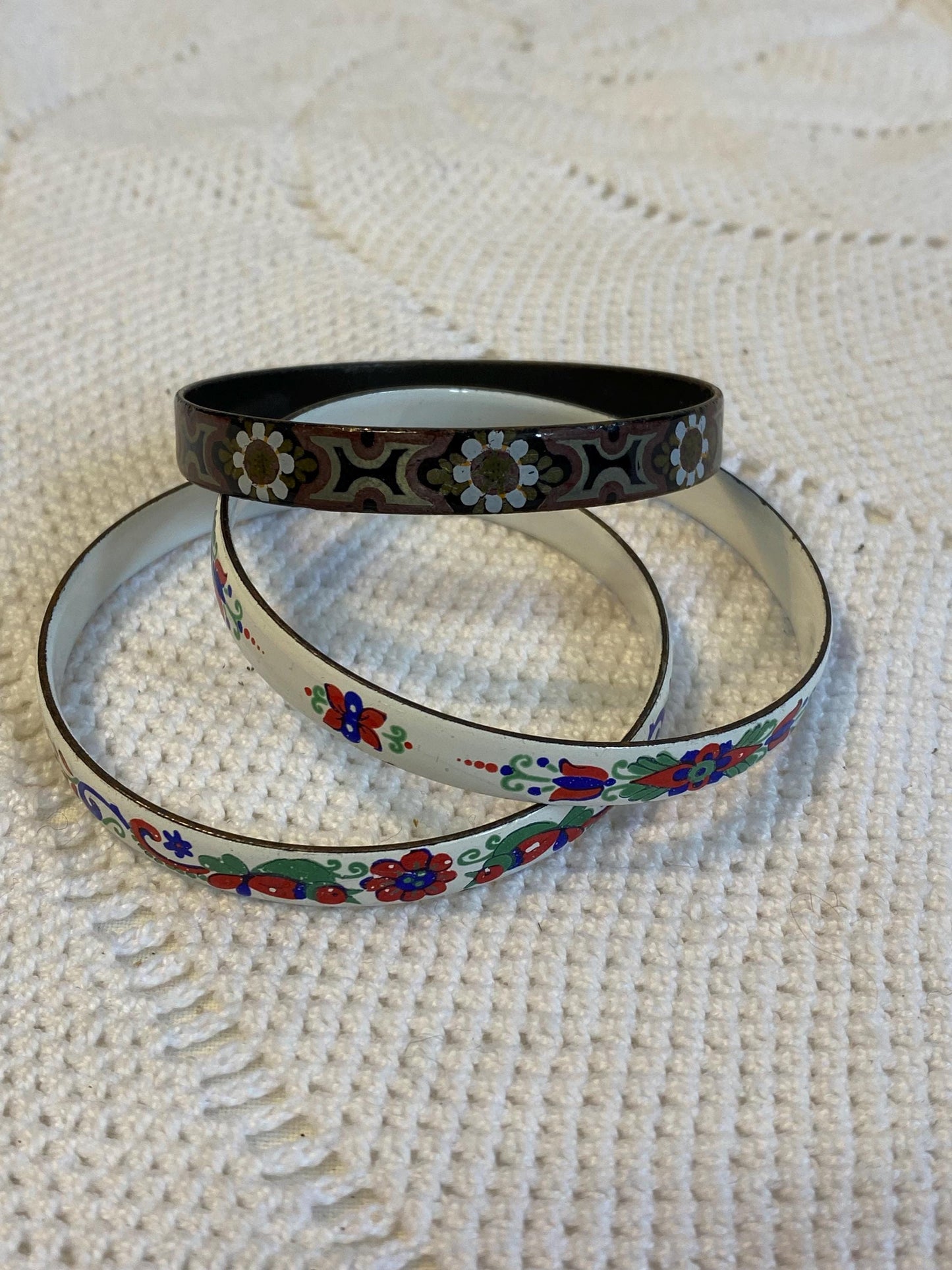 Set 3 bracciali rigidi vintage in metallo smaltato anni 80 nero e bianco con fiori diametro 7 cm 2.75 in e 6.5 cm 2.56 in