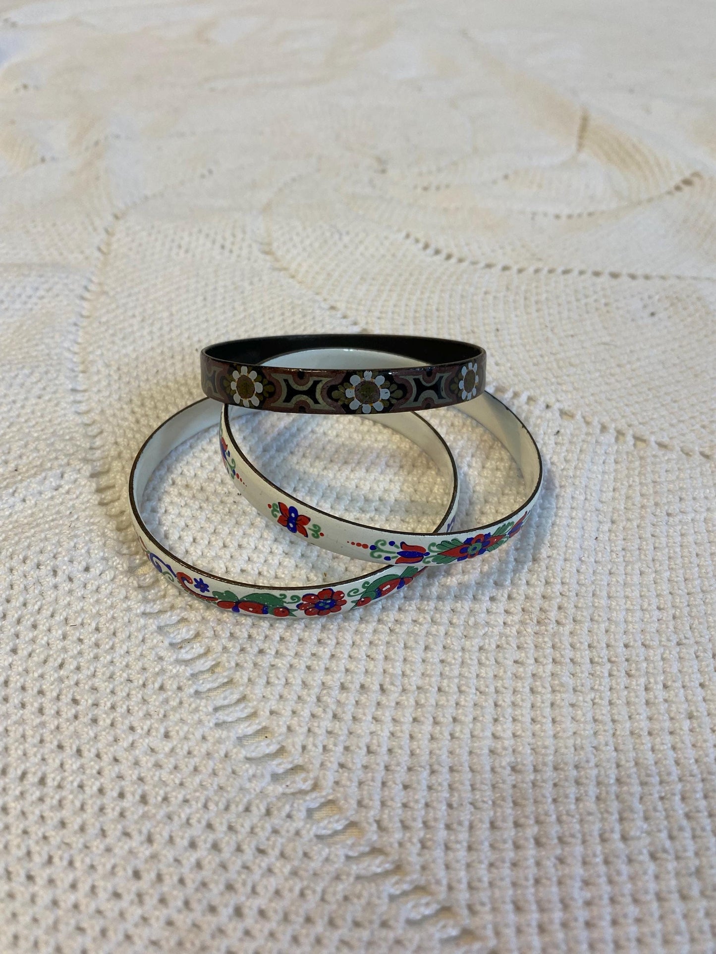Set 3 bracciali rigidi vintage in metallo smaltato anni 80 nero e bianco con fiori diametro 7 cm 2.75 in e 6.5 cm 2.56 in