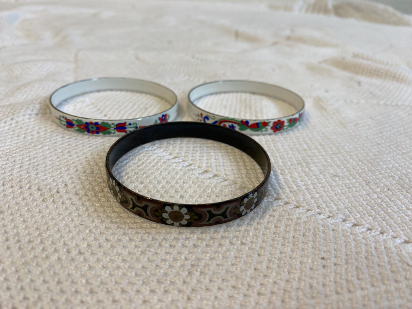 Set 3 bracciali rigidi vintage in metallo smaltato anni 80 nero e bianco con fiori diametro 7 cm 2.75 in e 6.5 cm 2.56 in